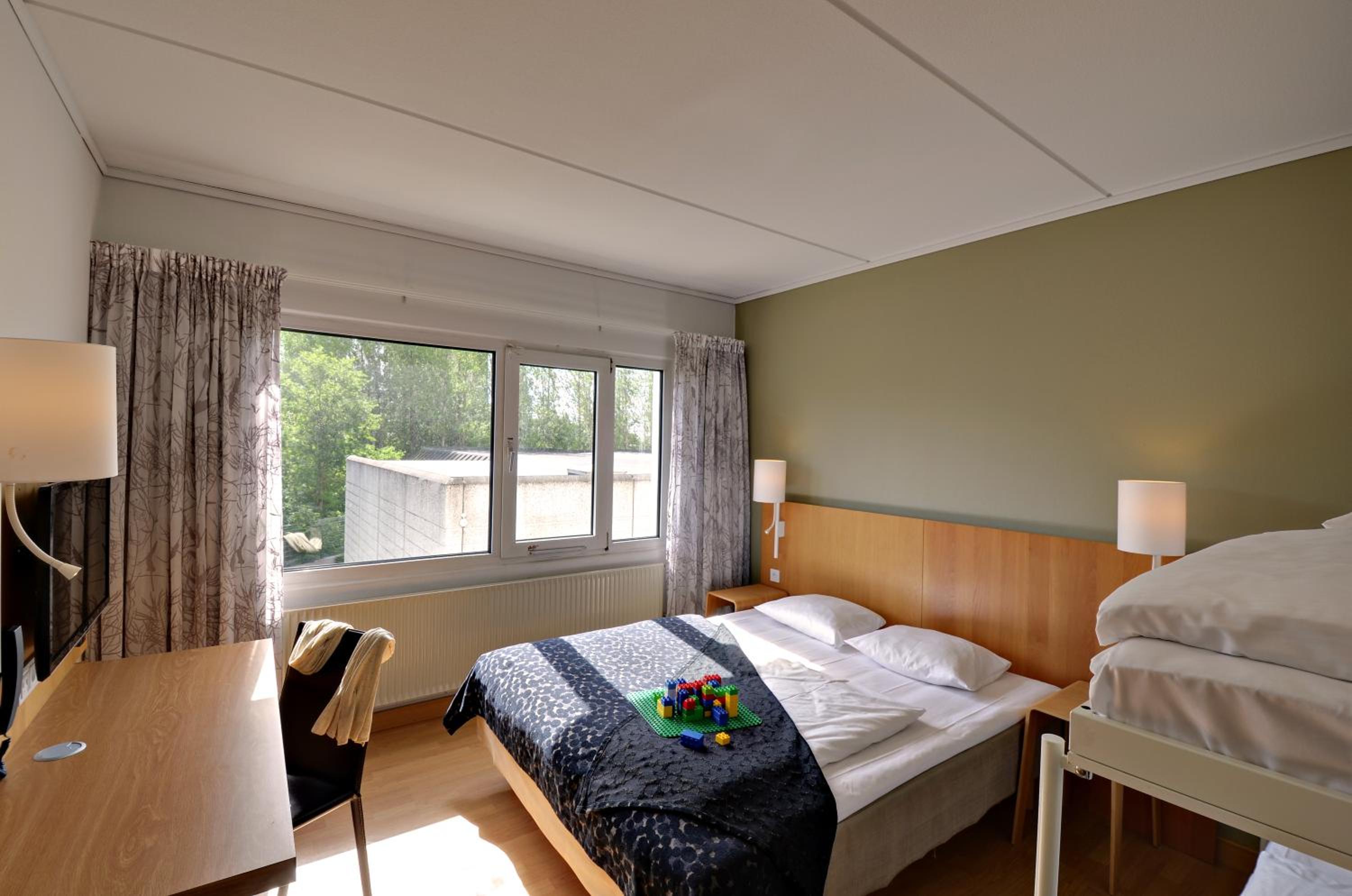 Family Room (2 Adults + 2 Child) - Photo 1