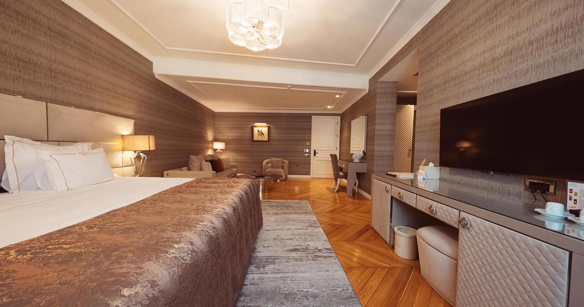 Deluxe Suite with Jacuzzi