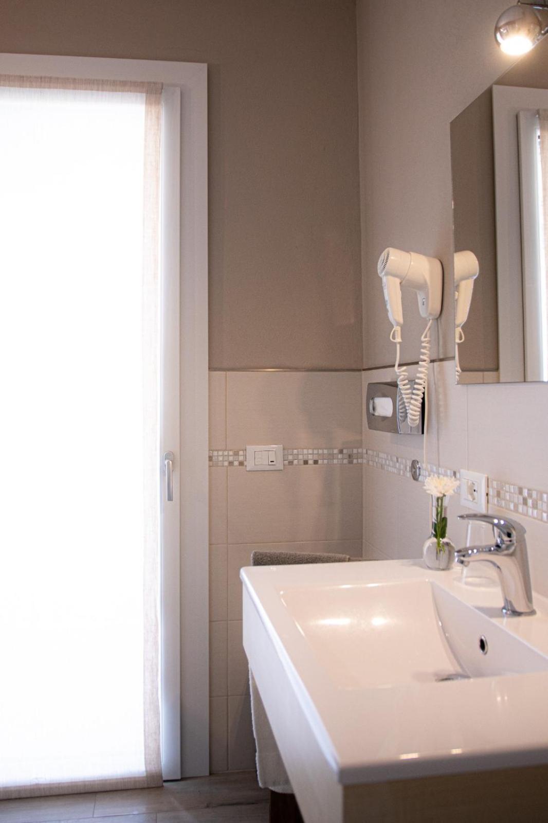 Double or Twin Room with Private Bathroom photo 3