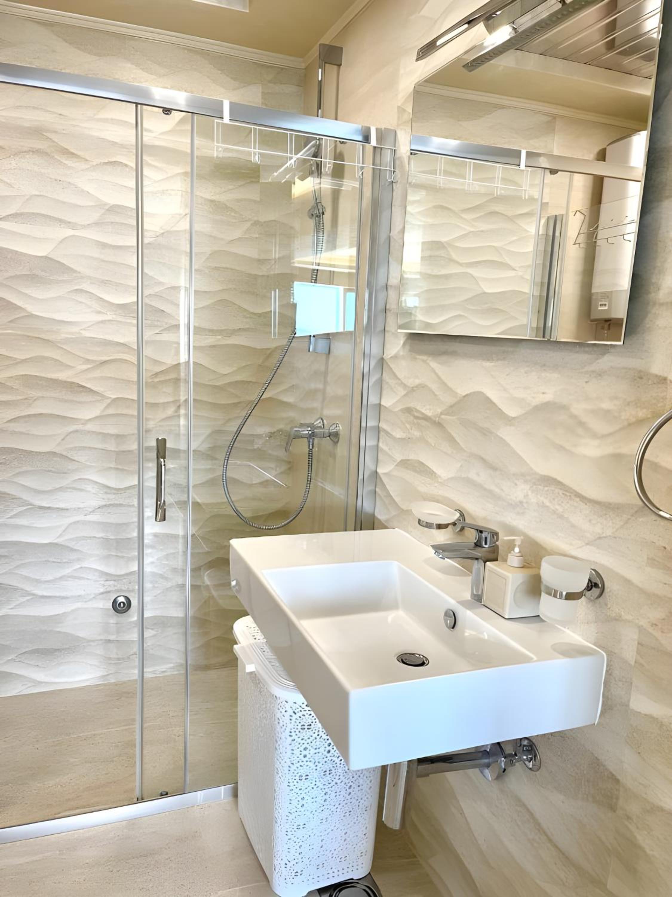 Superior Suite with Sea View - Photo 8