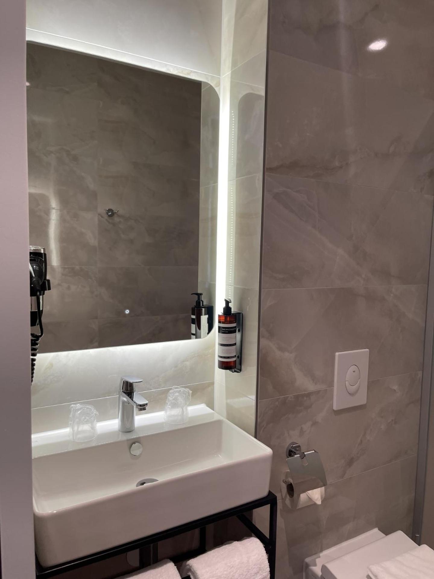 Twin Room - Photo 11