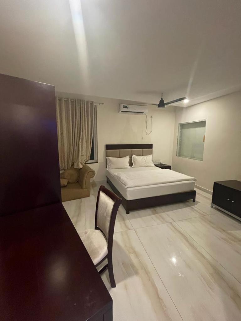 Executive Suite - Photo 1