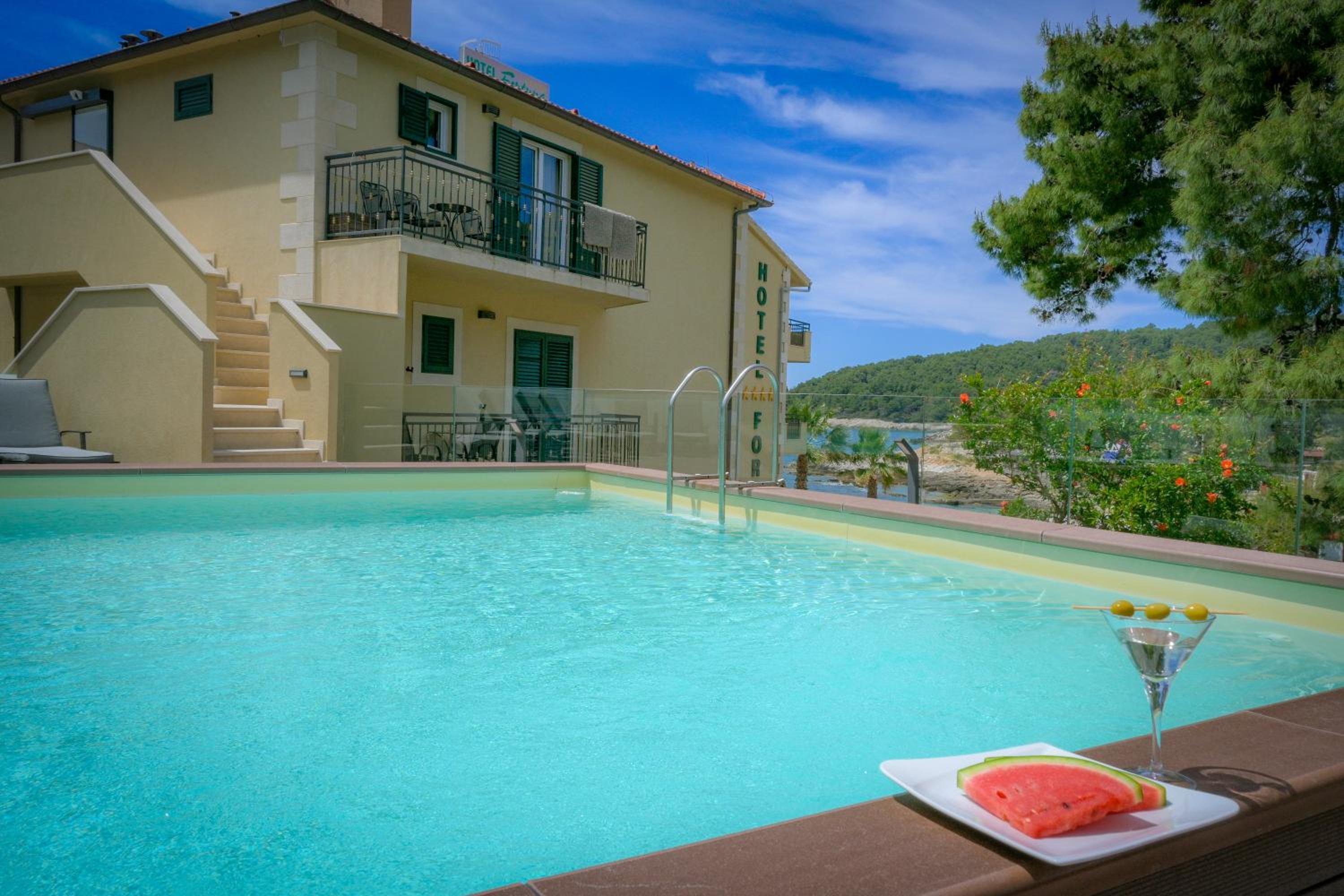 Double Room with Pool View - Photo 11