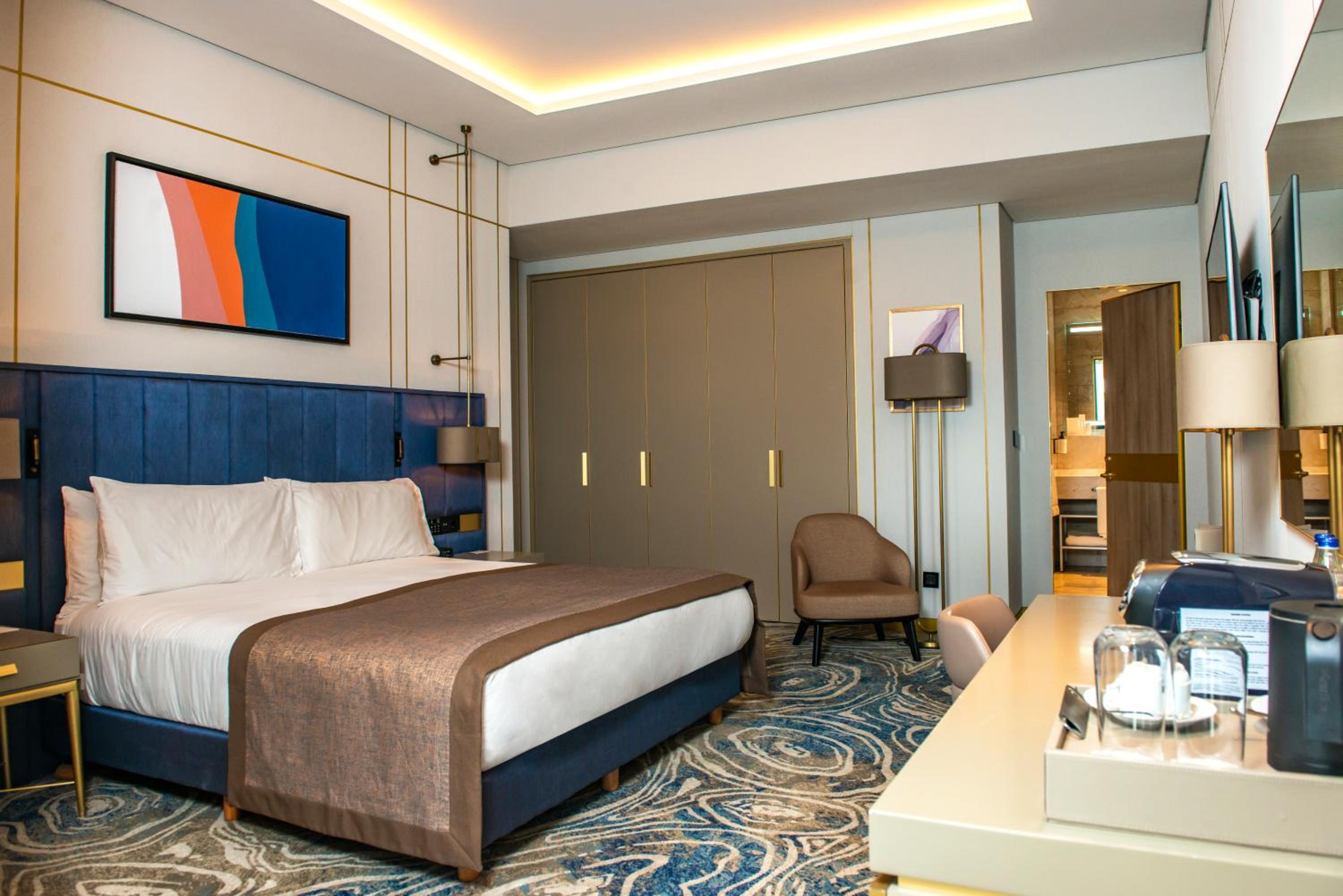 Executive King Suite - Photo 2