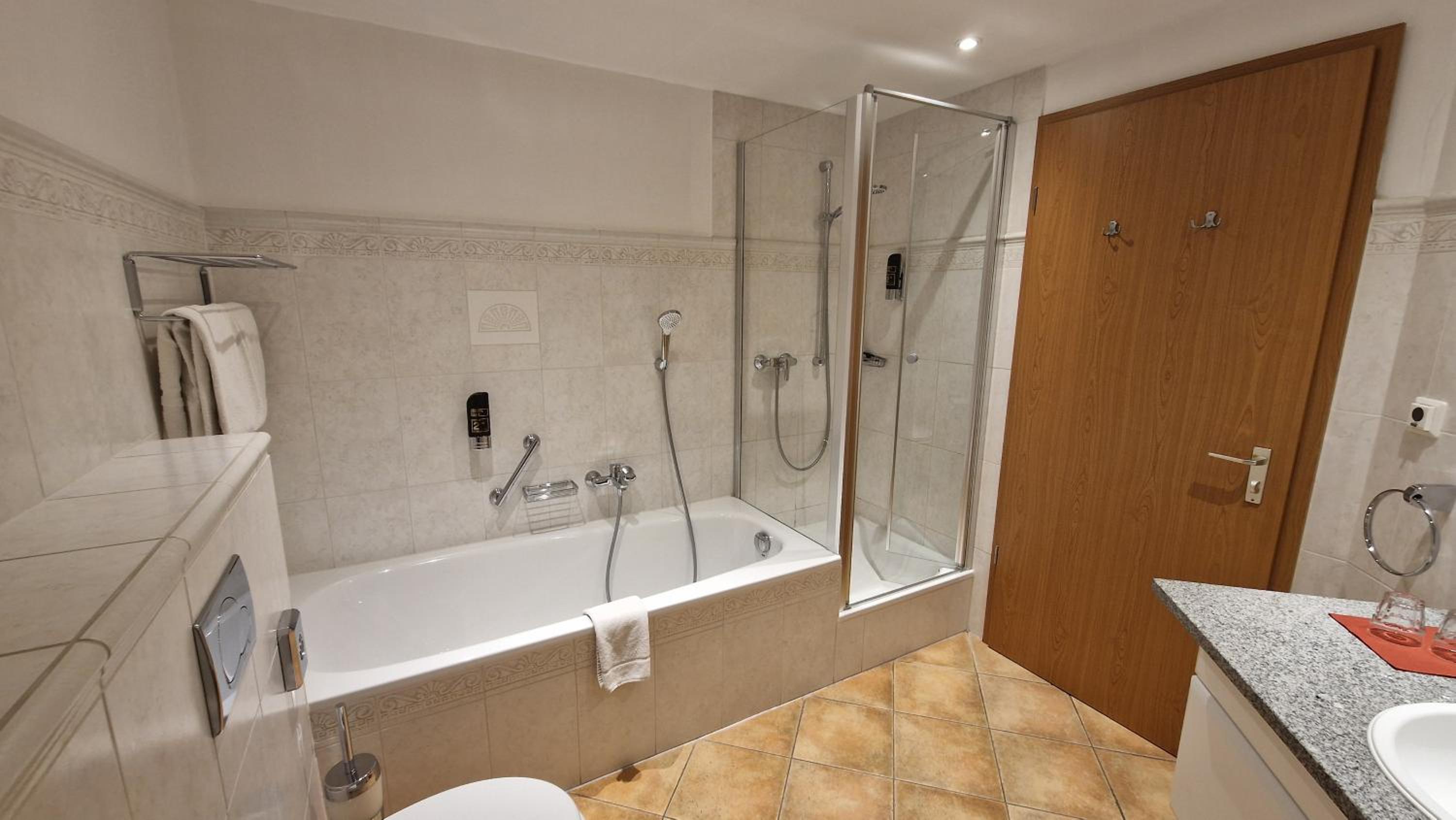 Suite - Photo 14