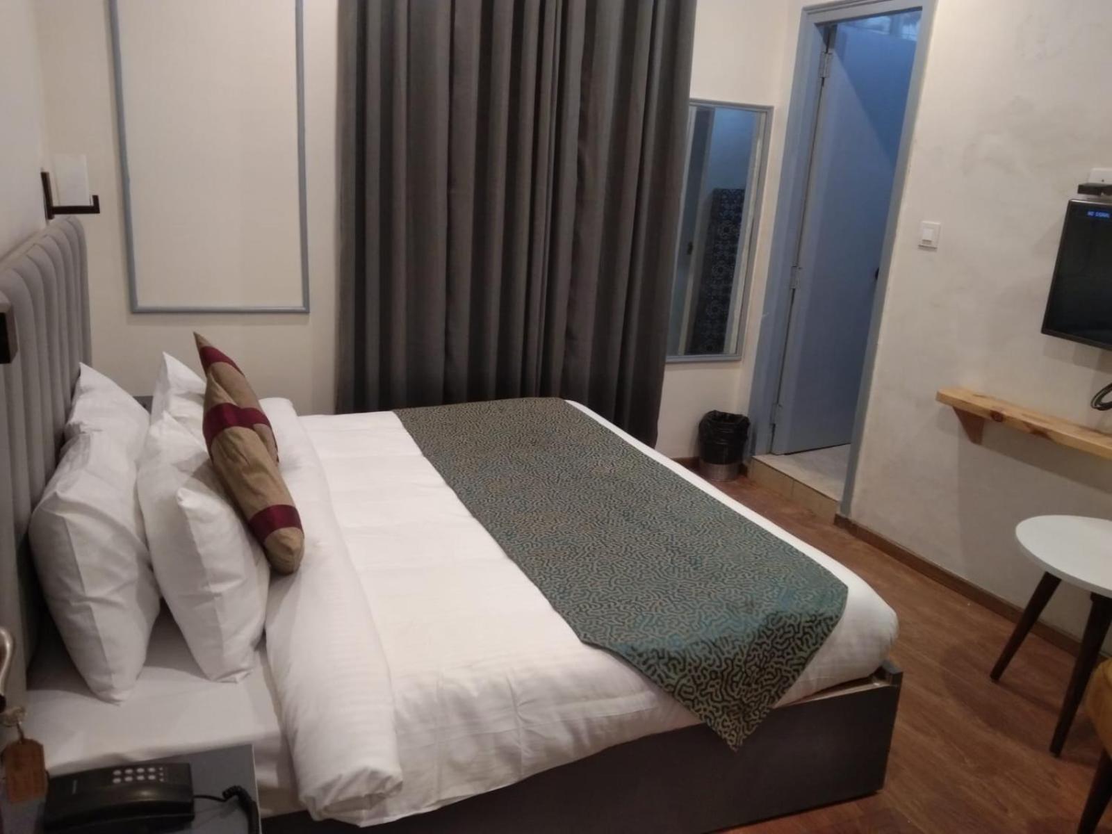 Deluxe Room - Photo 12