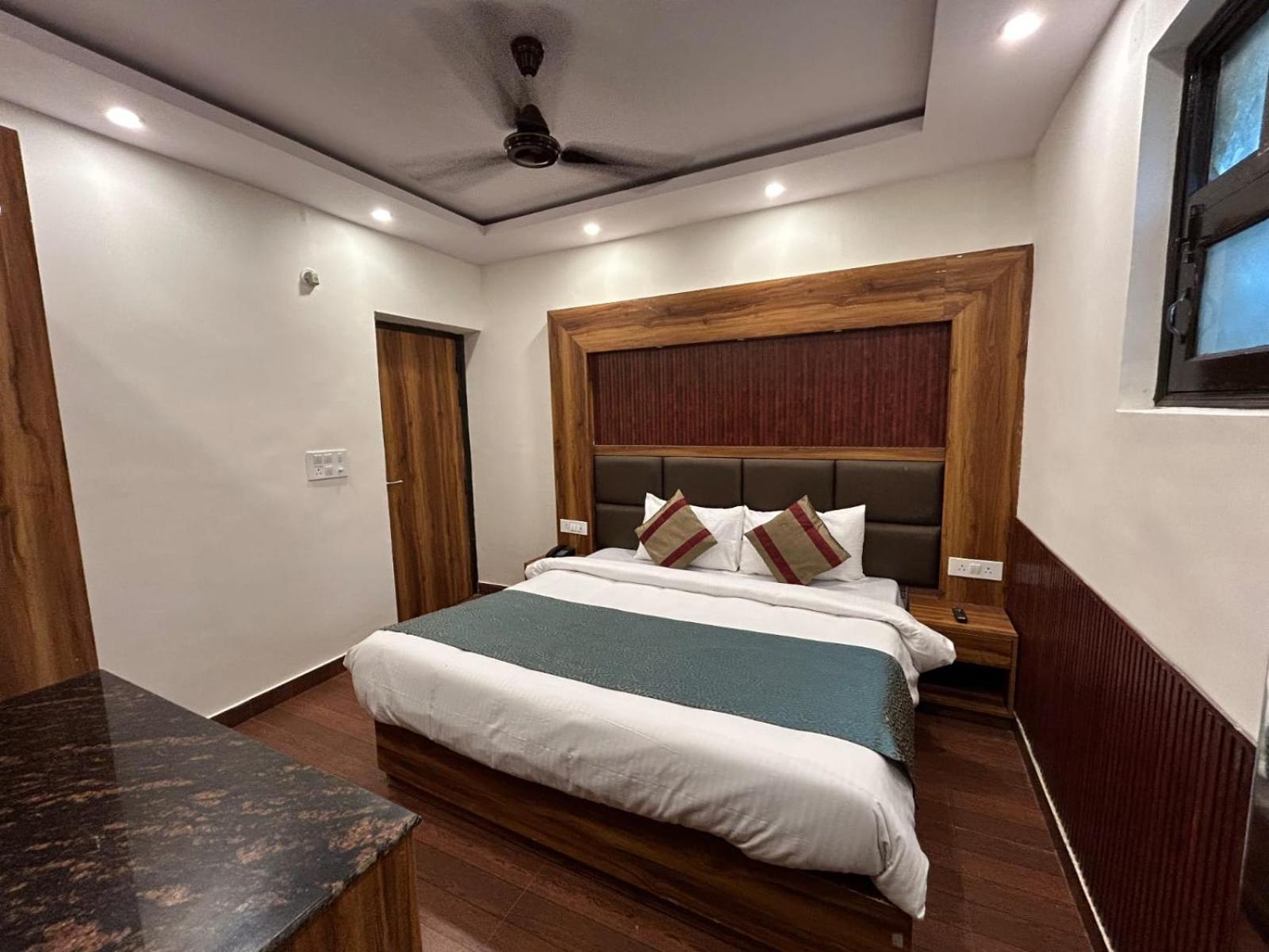 Deluxe Room - Photo 11