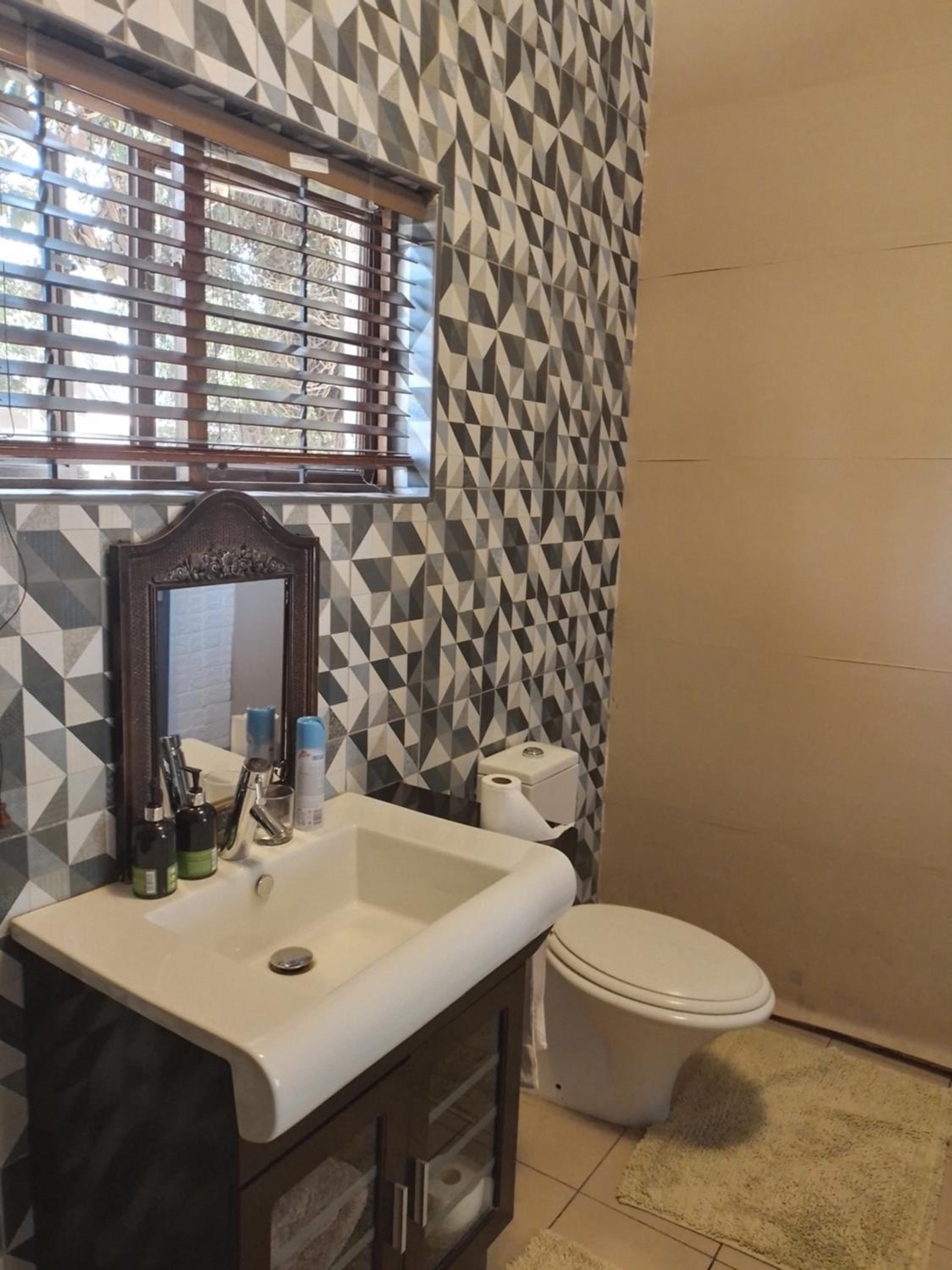 Large Double Room - Photo 7