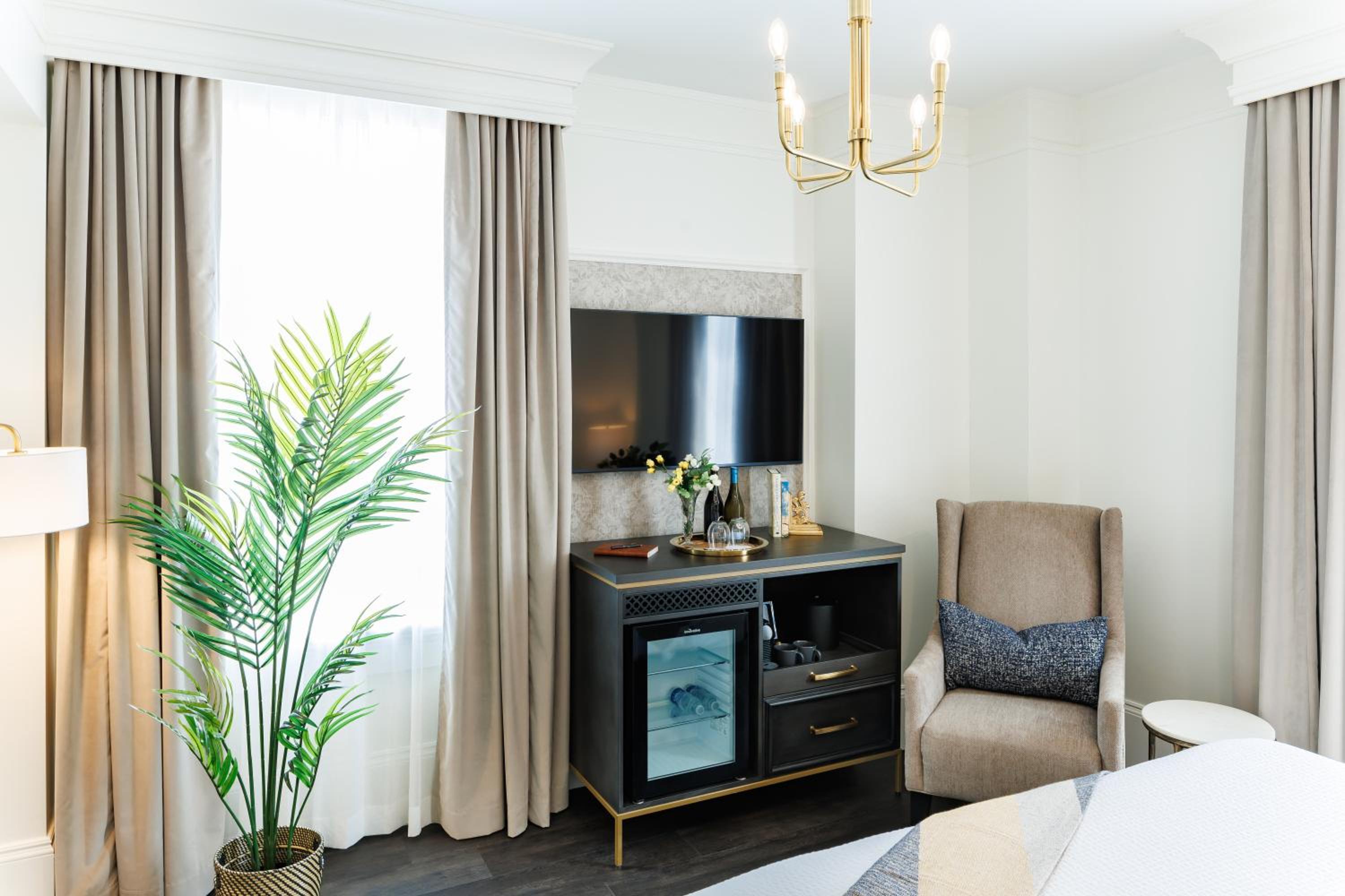 Deluxe King Room - Photo 3