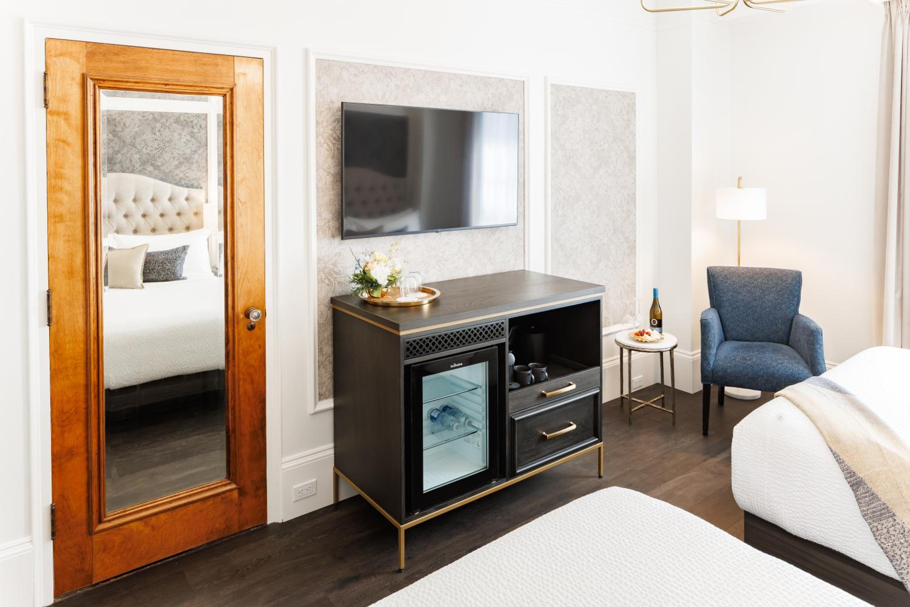 Deluxe Queen Room with Two Queen Beds - Photo 3
