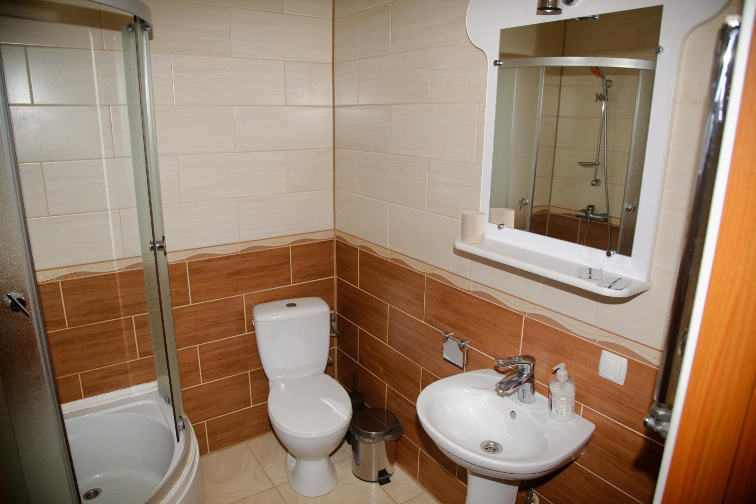 Quadruple Room with Private Bathroom photo 3