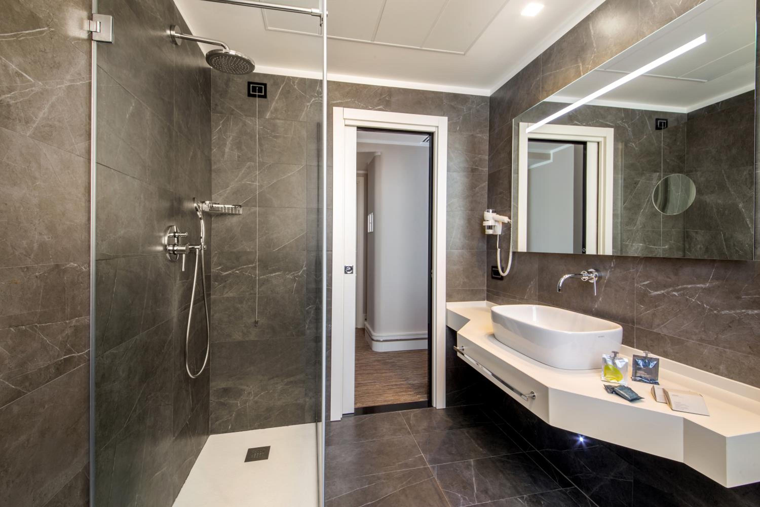 Standard Double or Twin Room thumbnail 6