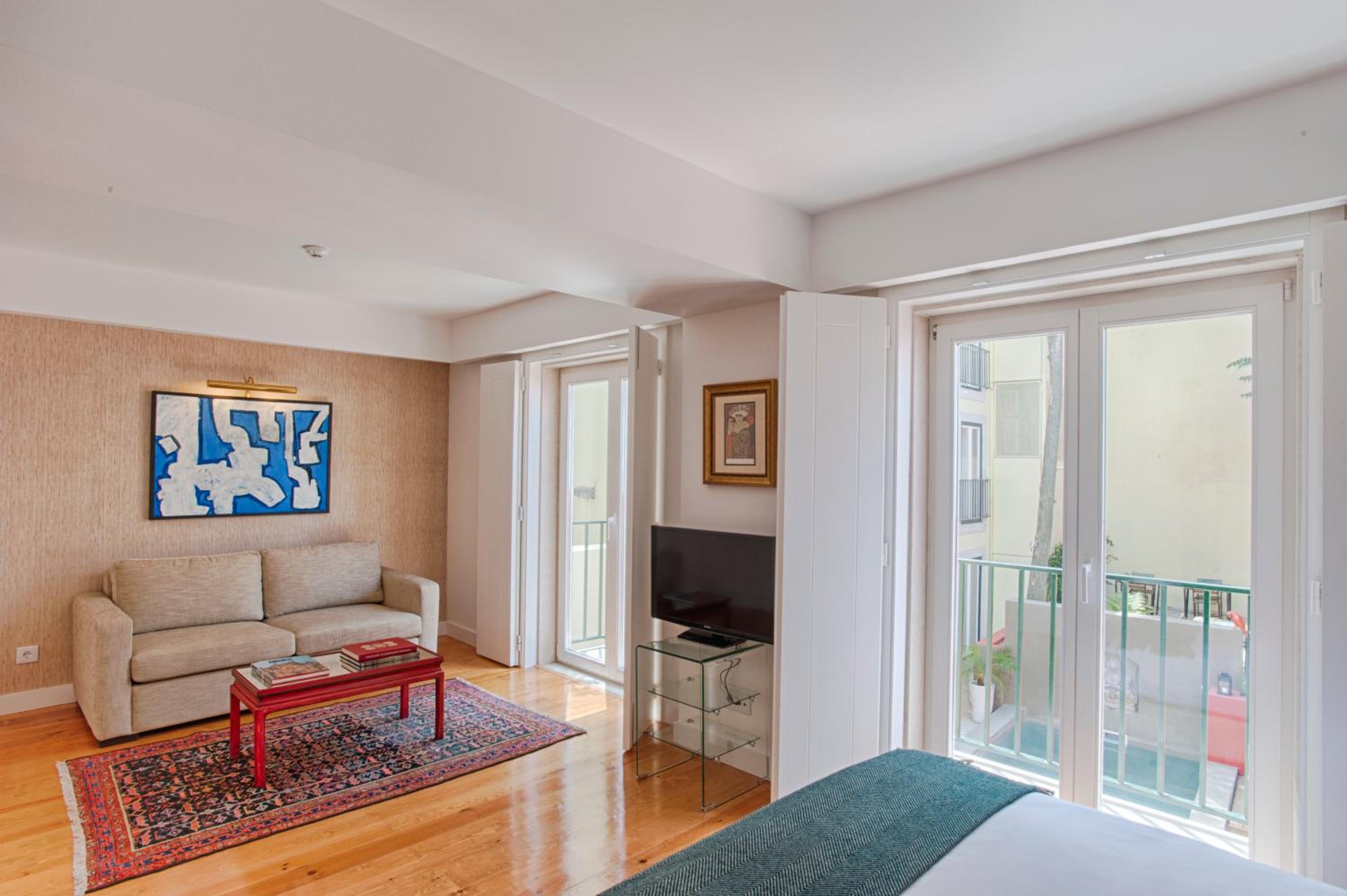 Junior Suite with Pool View photo 3