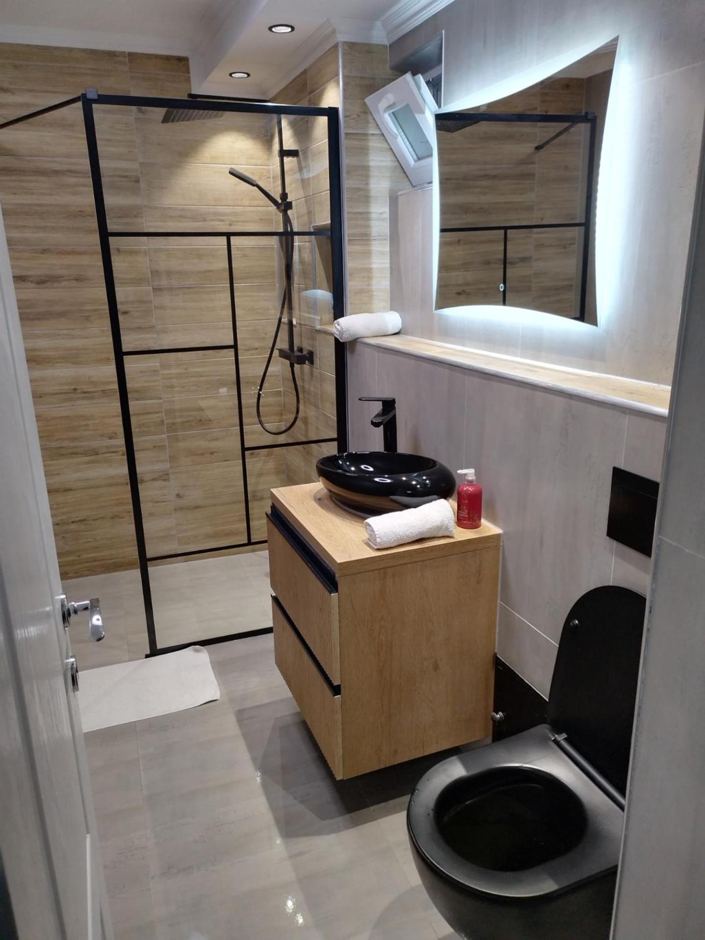 Deluxe King Studio - Photo 8