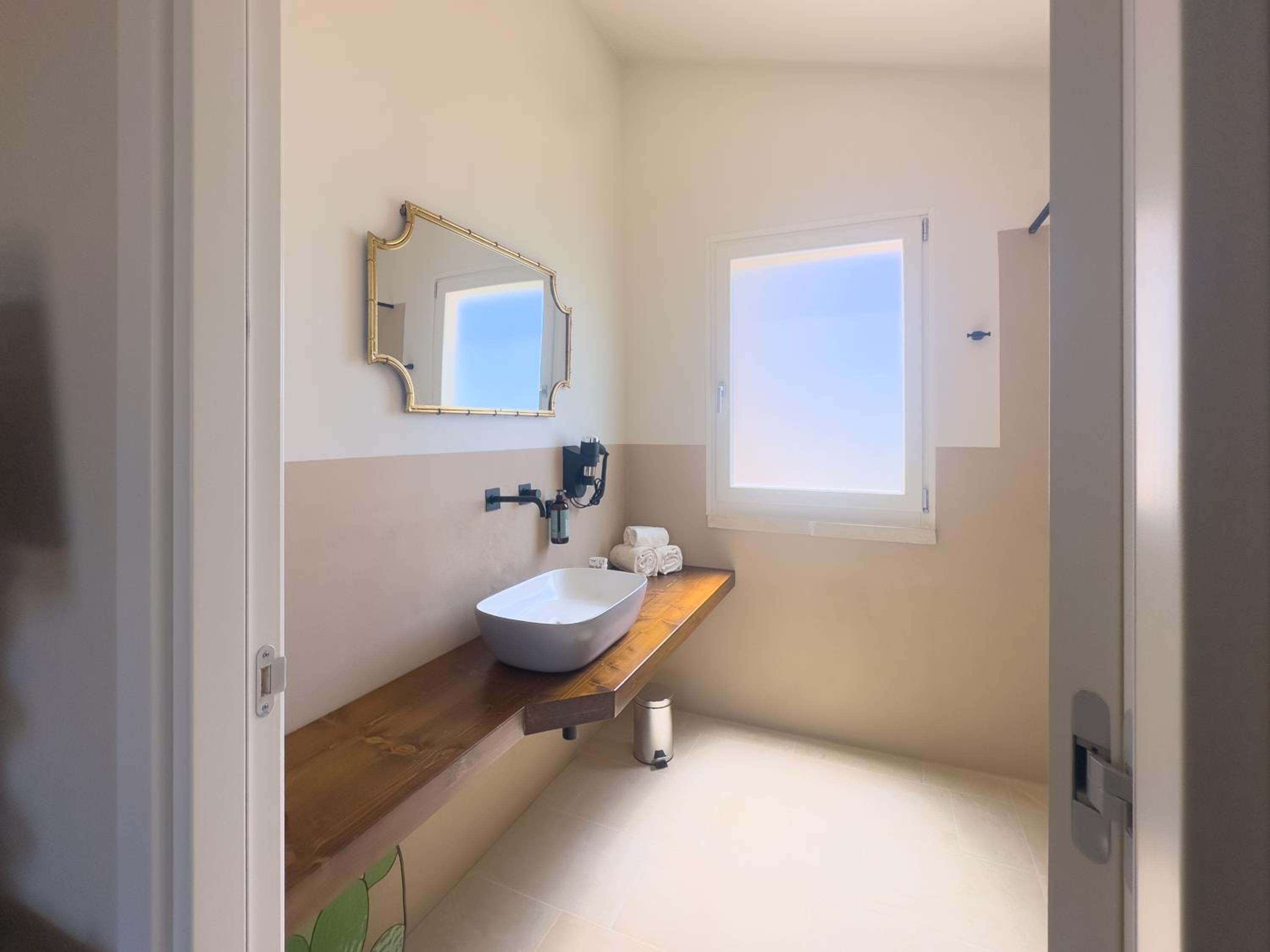 Executive Suite - Photo 15