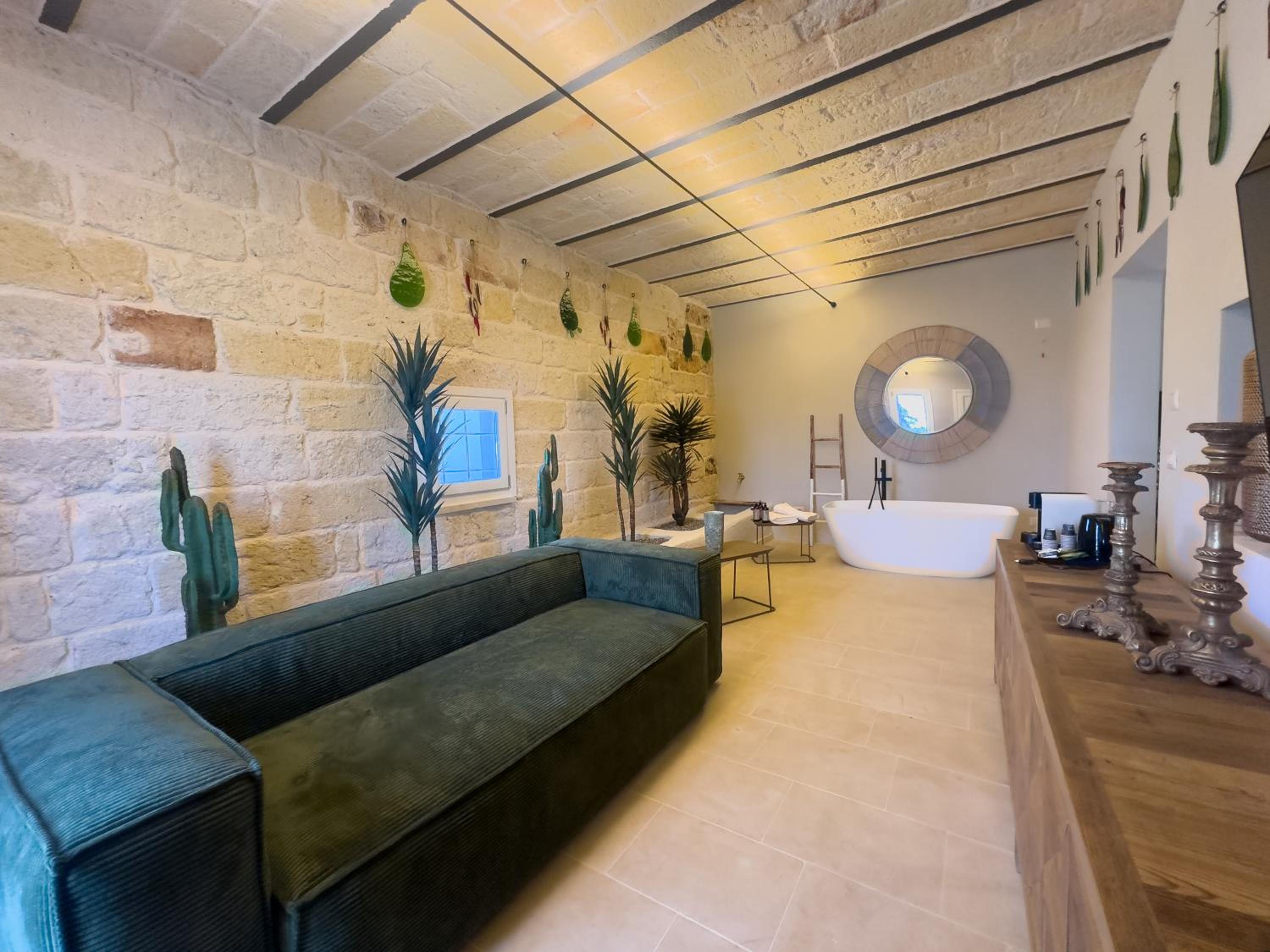 Executive Suite - Photo 3