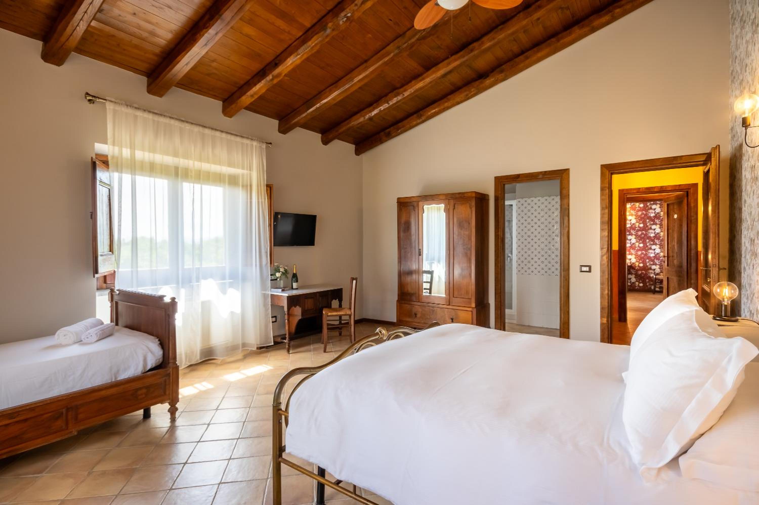 Deluxe Triple Room - Photo 10