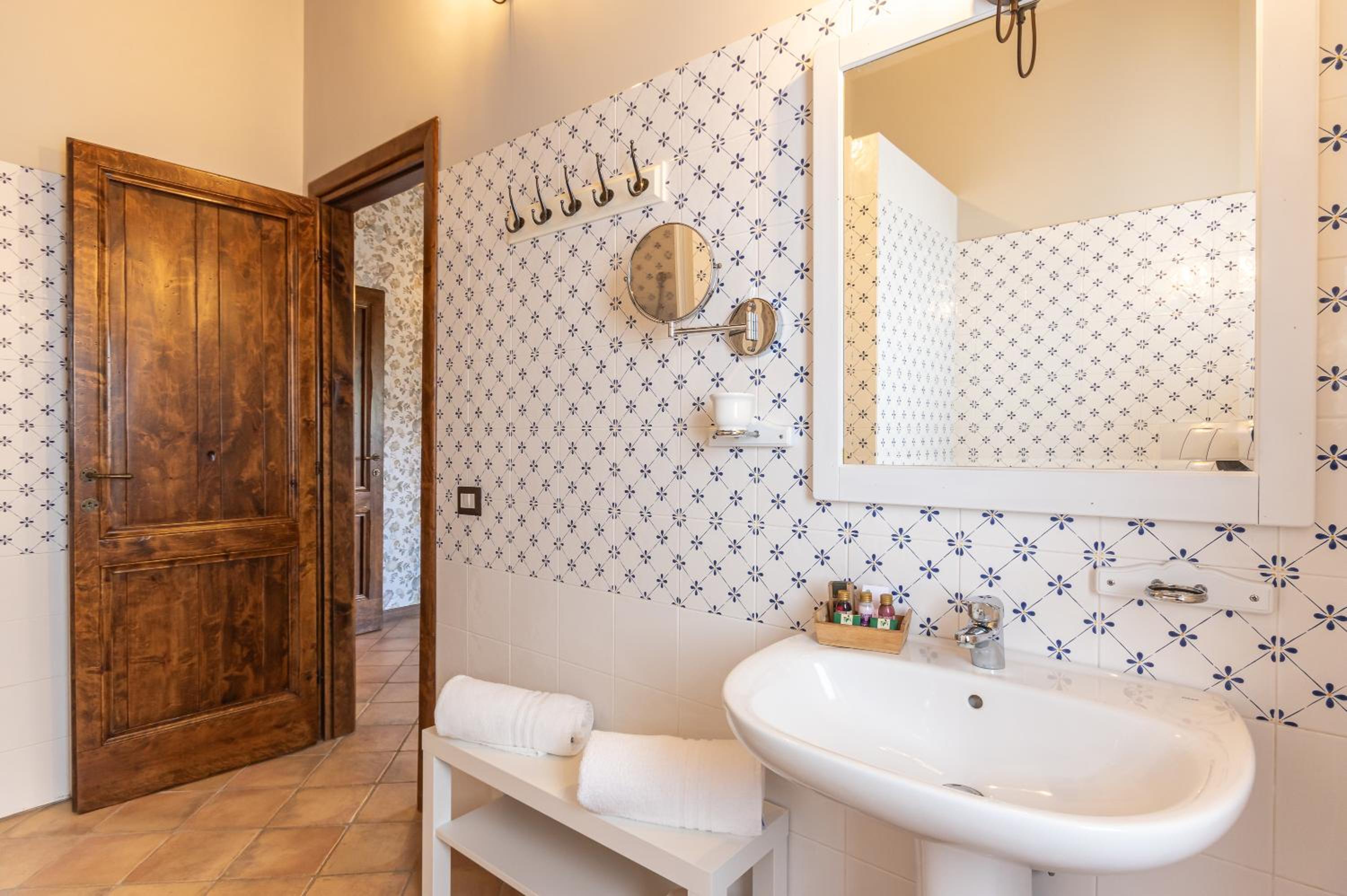 Deluxe Triple Room - Photo 11