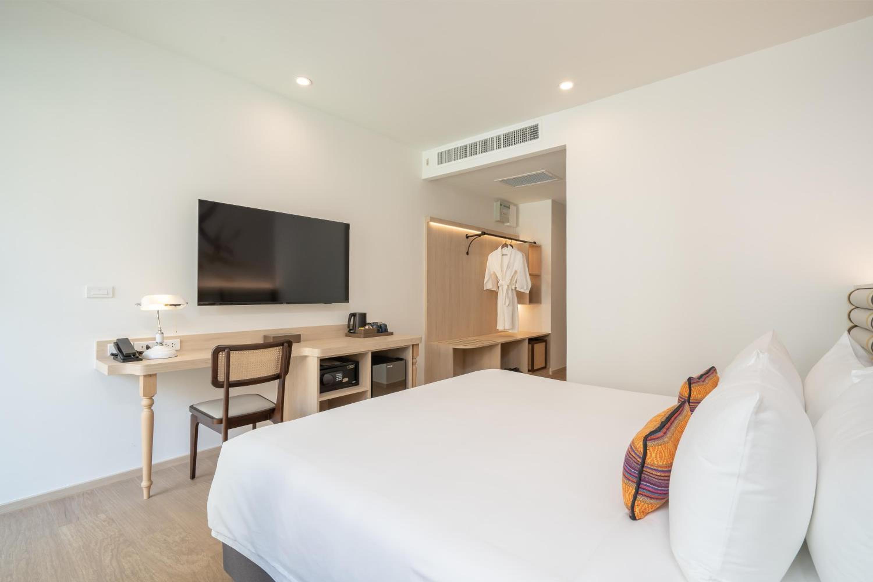 Deluxe King Room with Balcony photo 3