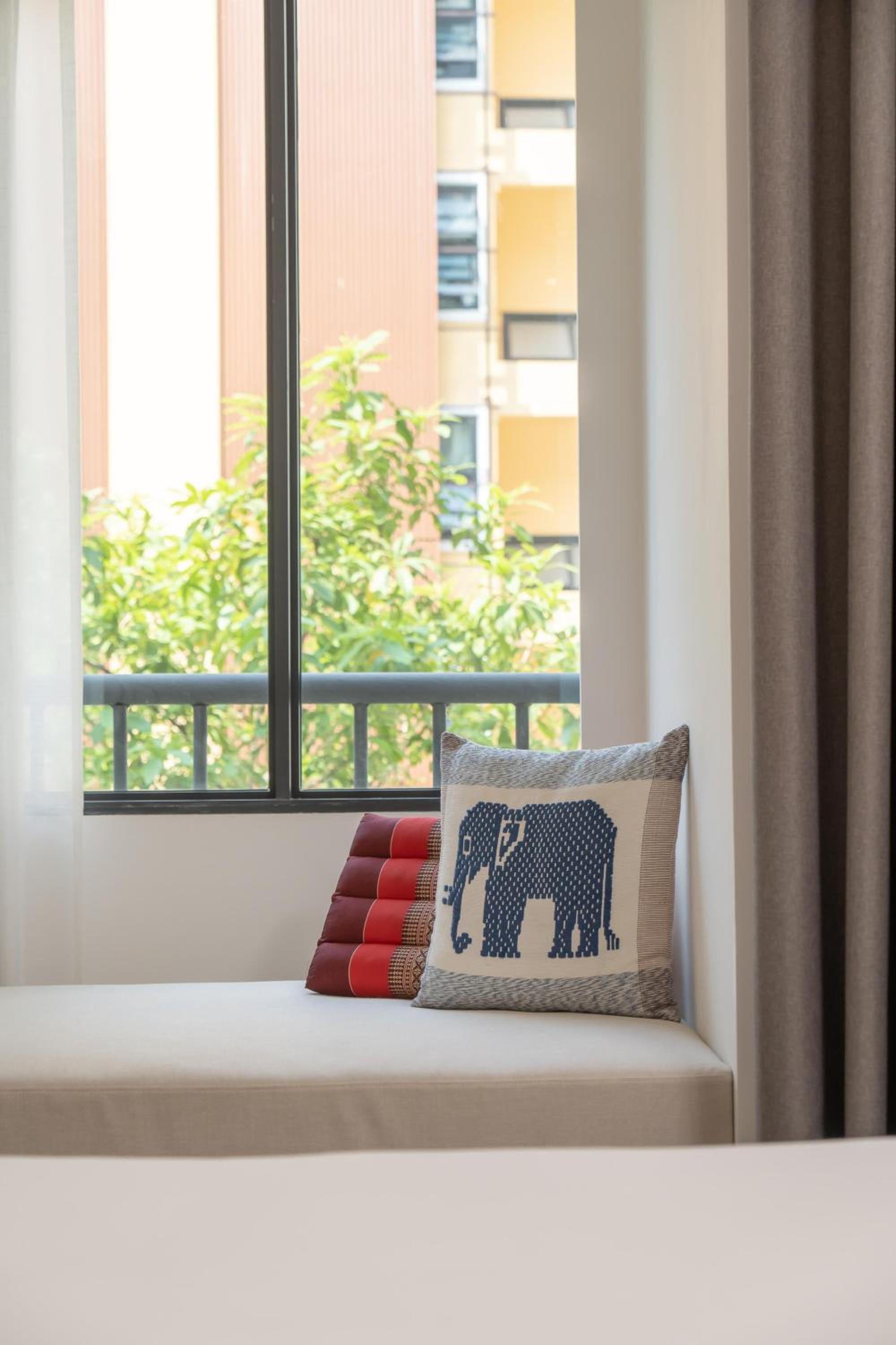 Deluxe King Room with Balcony photo 1