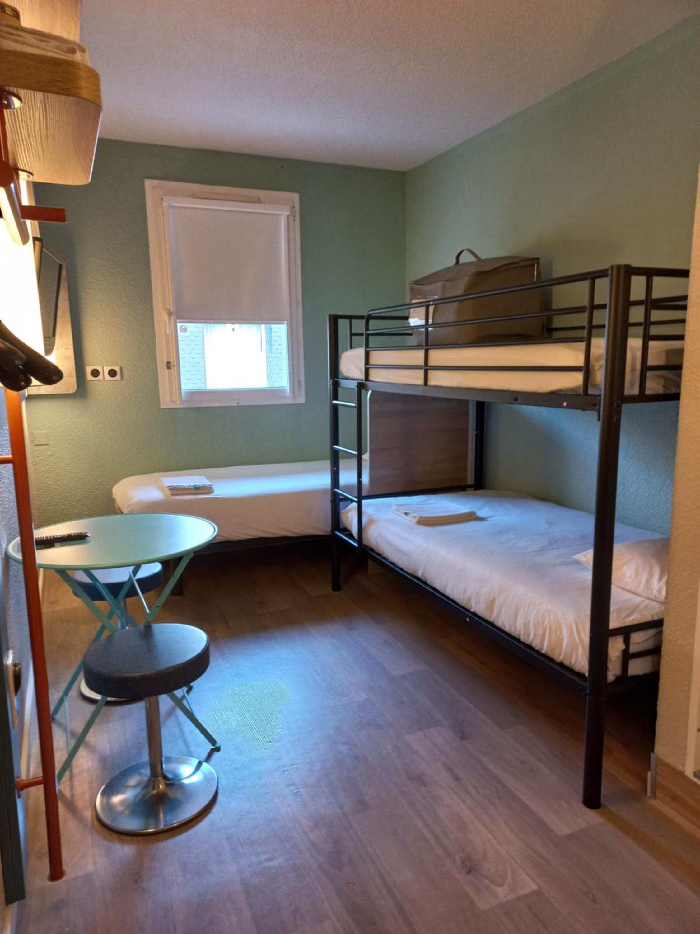 Triple Room with Three Single Beds - Photo 1