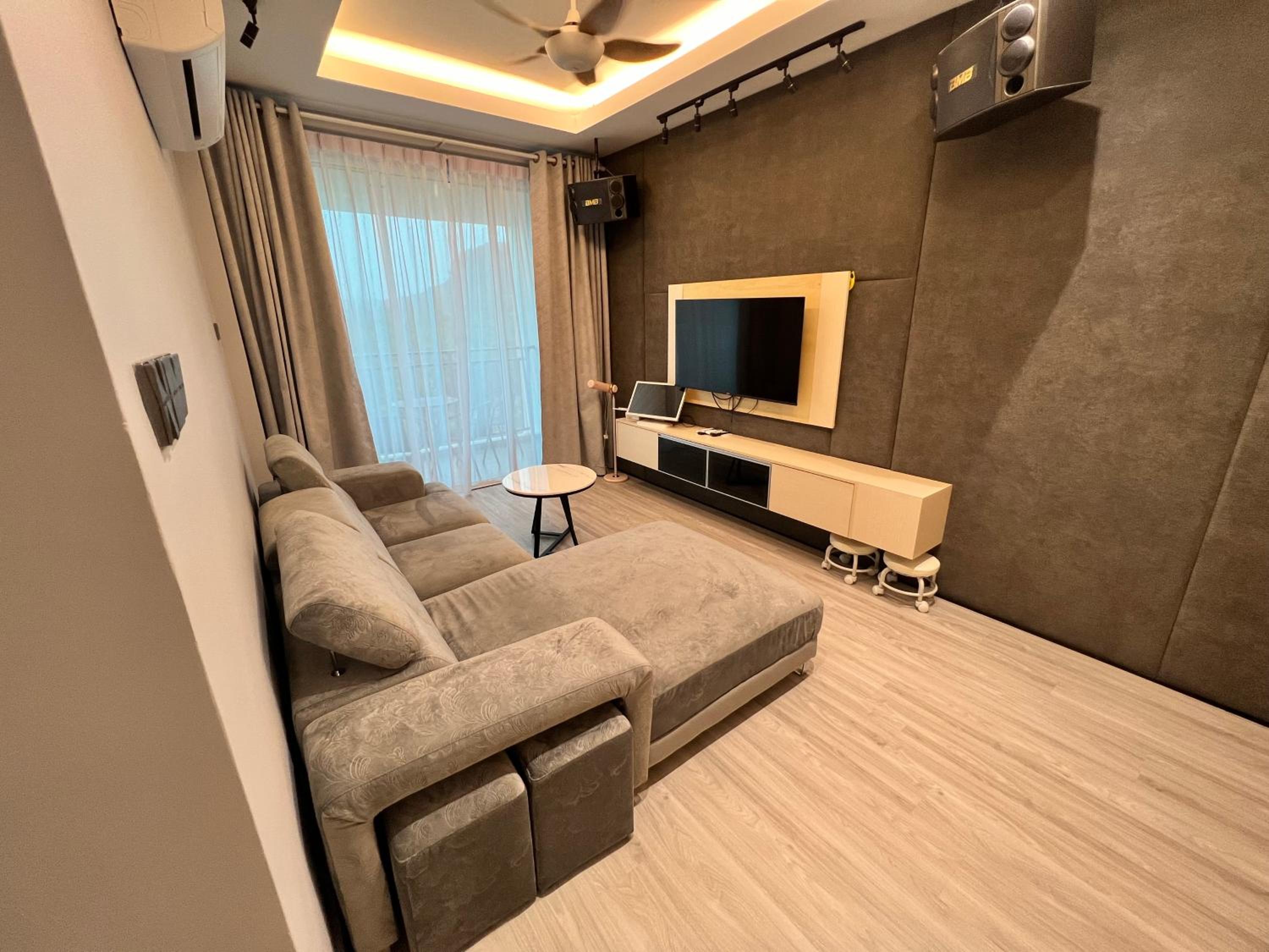 One-Bedroom Apartment photo 1