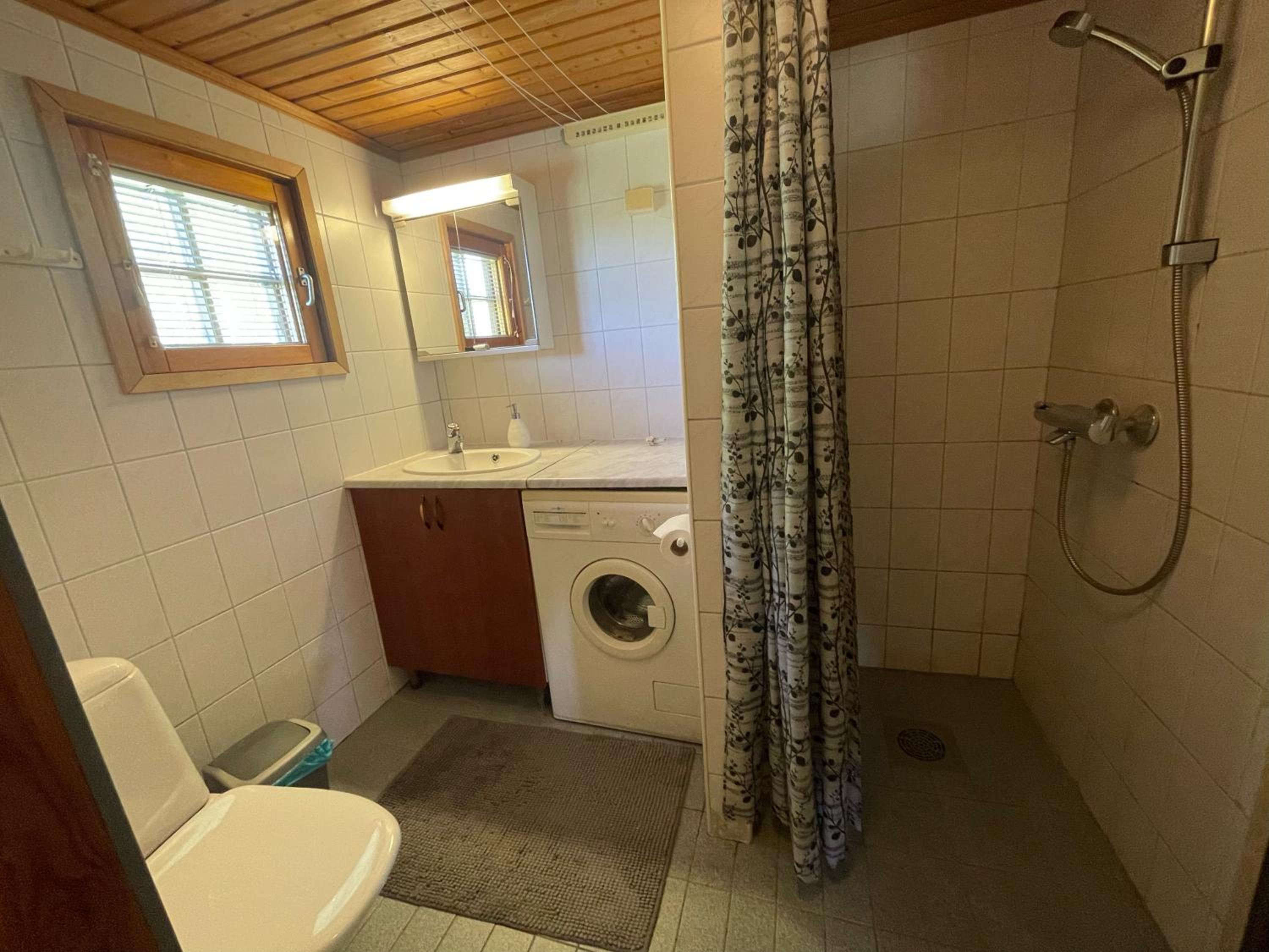 One-Bedroom House - Photo 2
