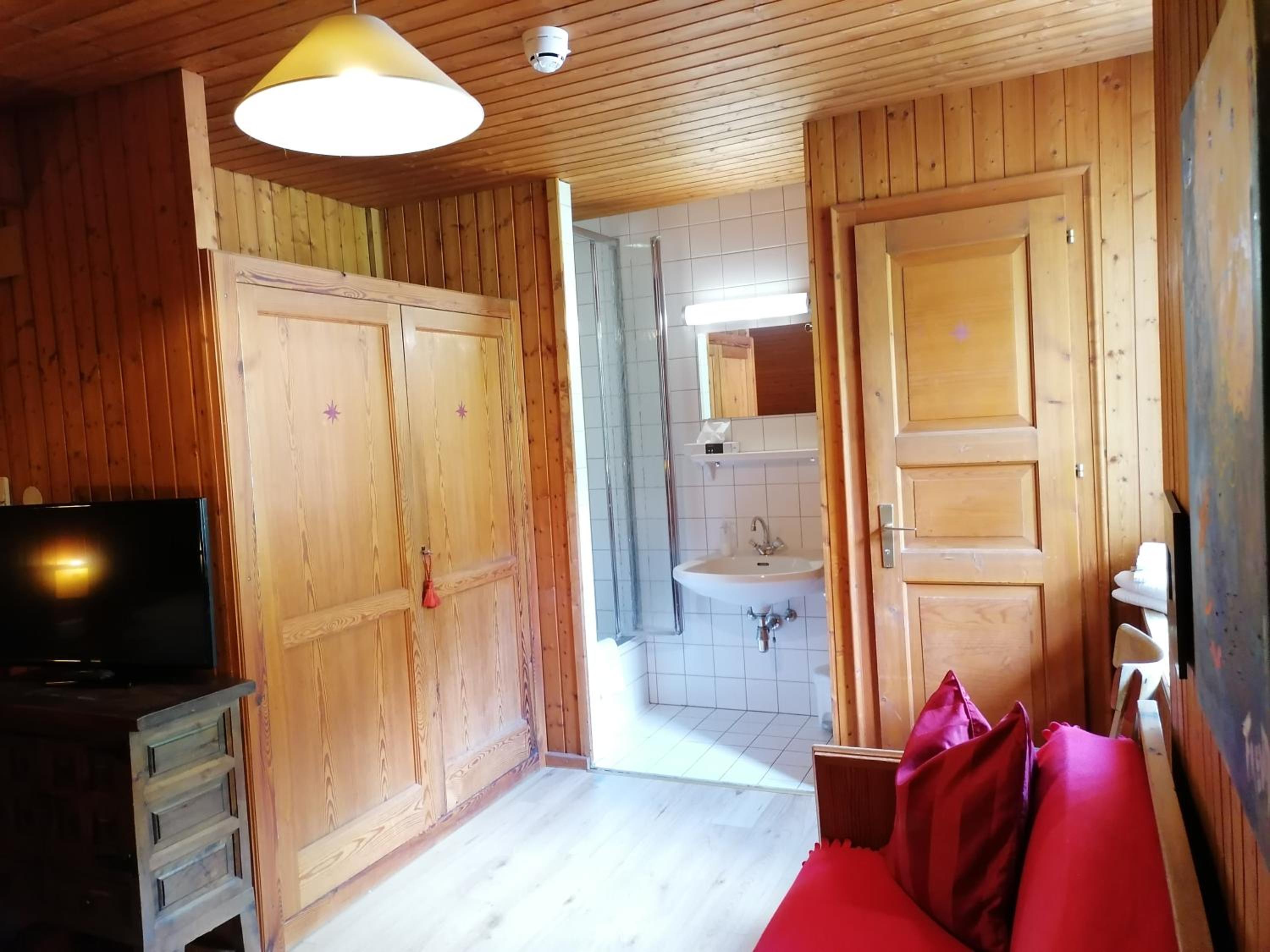 Economy Twin Room photo 3
