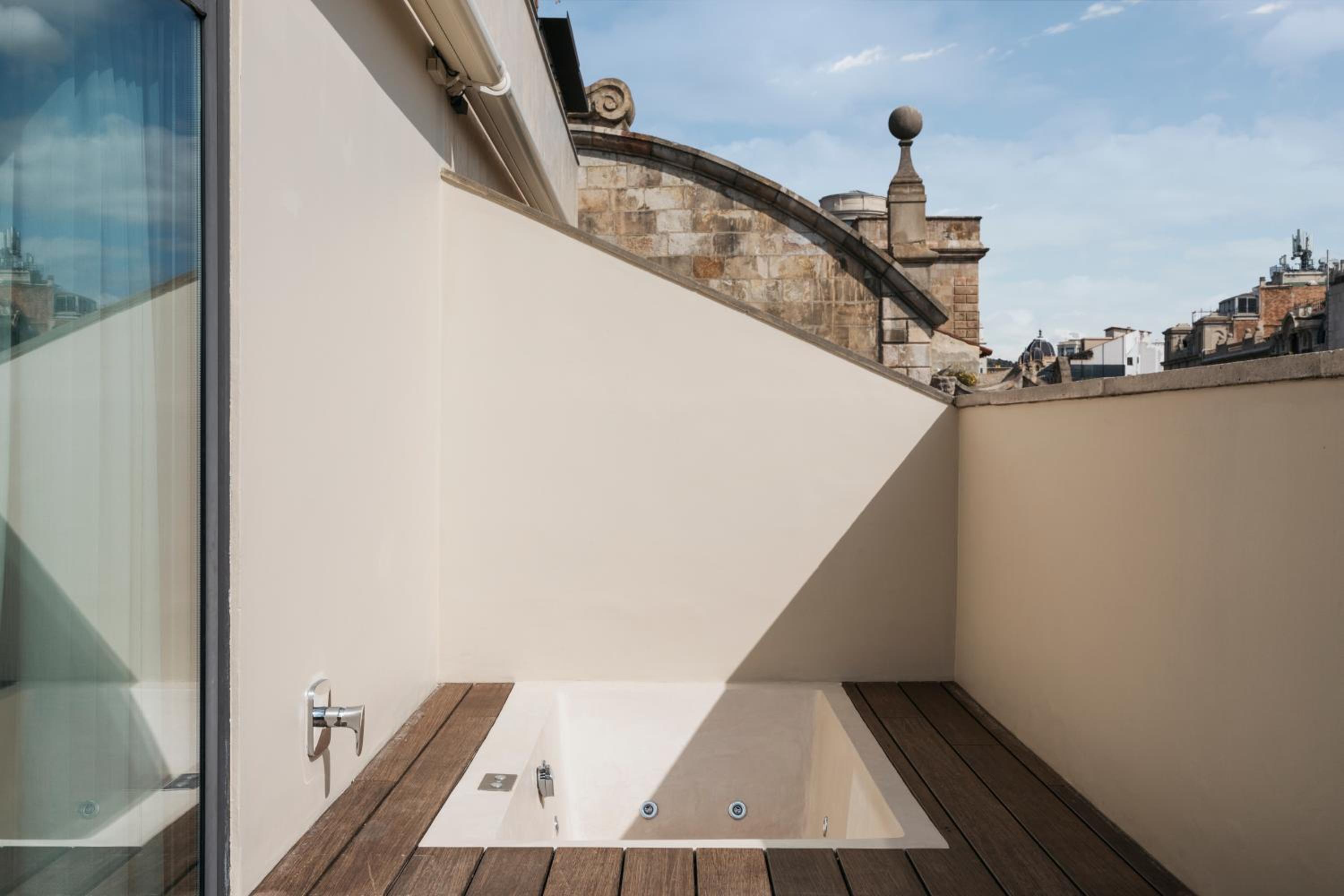 Suite Diamante Doble con terraza y vista a la ciudad, con sala de estar independiente.