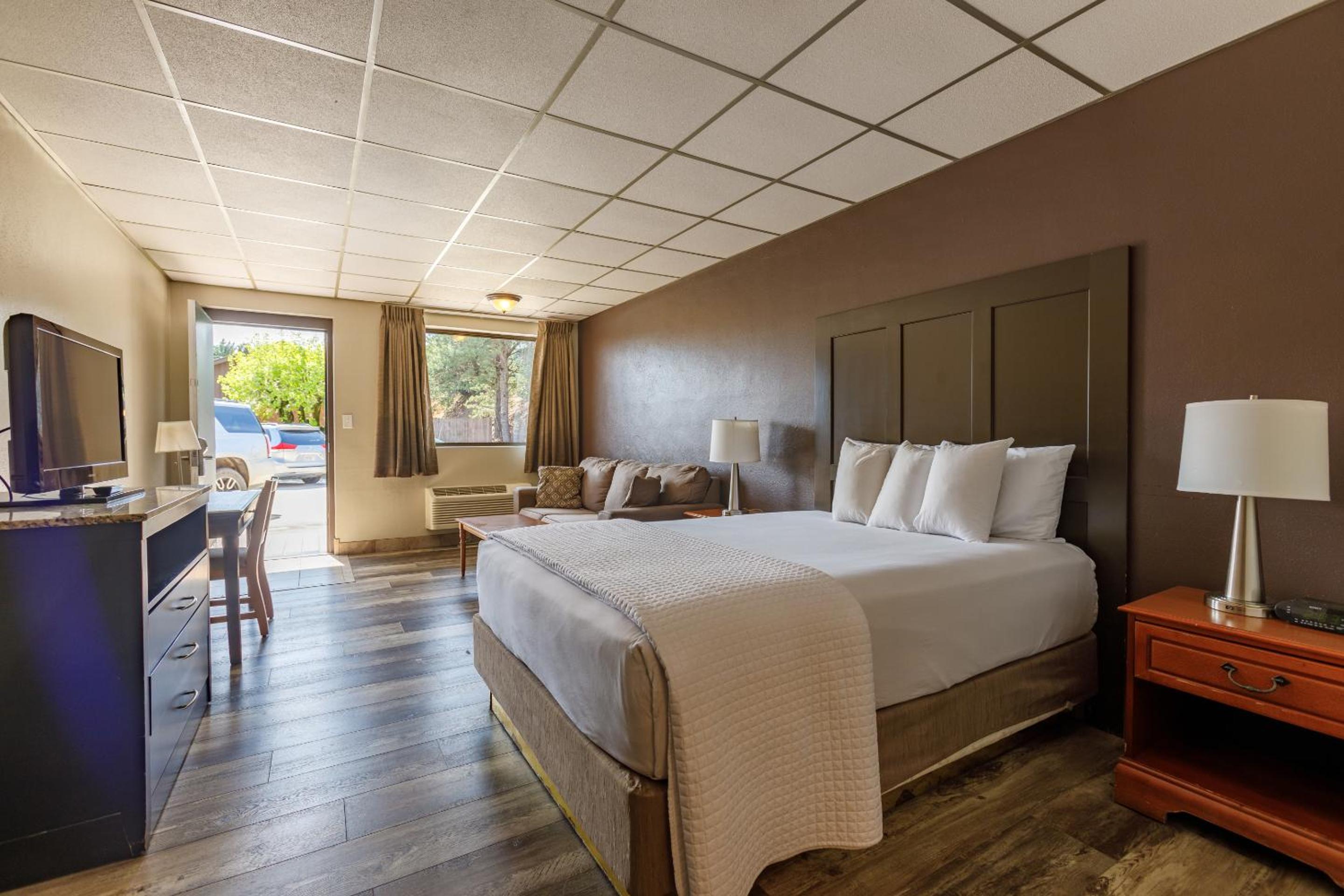 Standard Queen Room