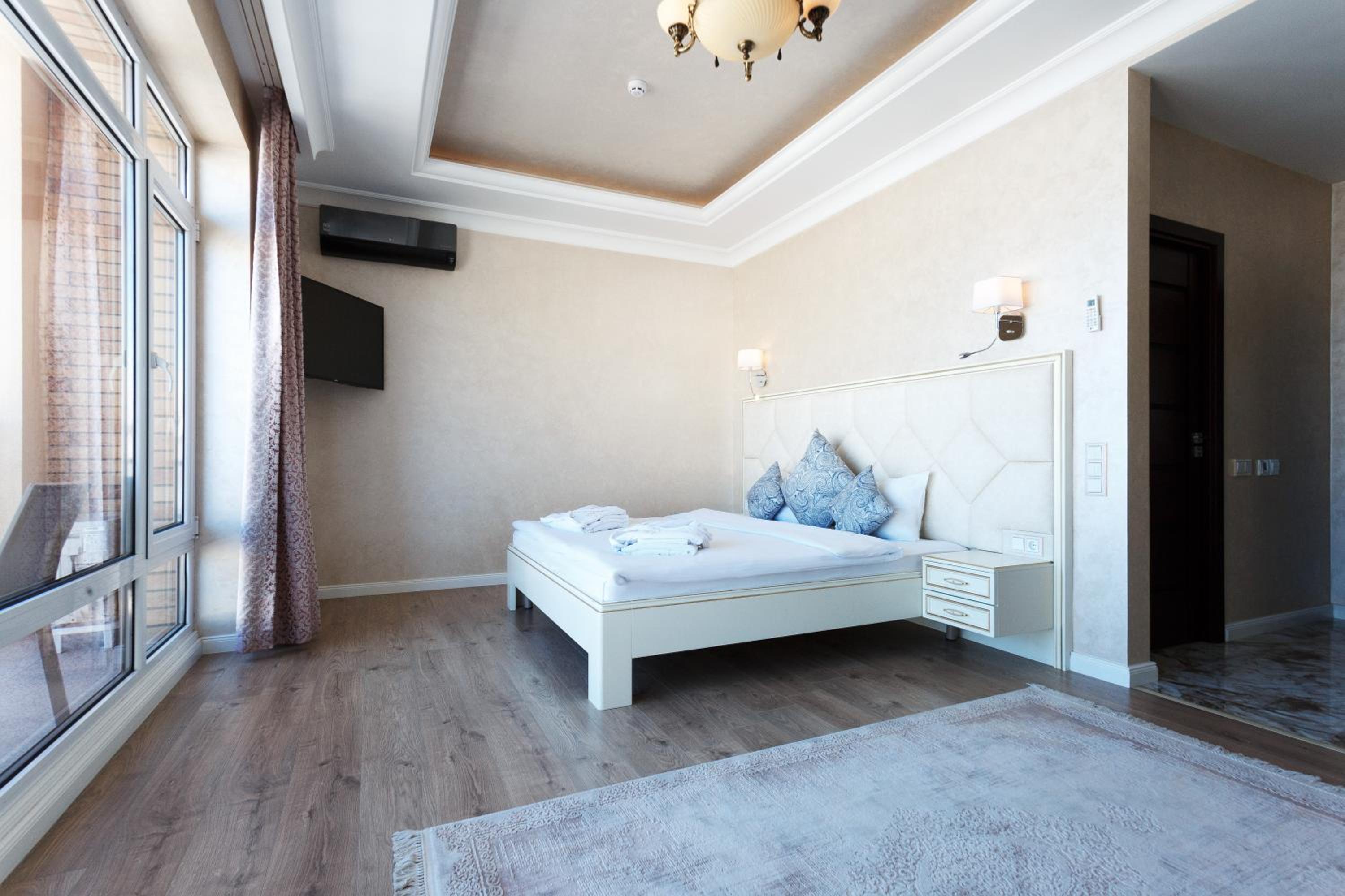 Junior Suite with Pool View photo 1