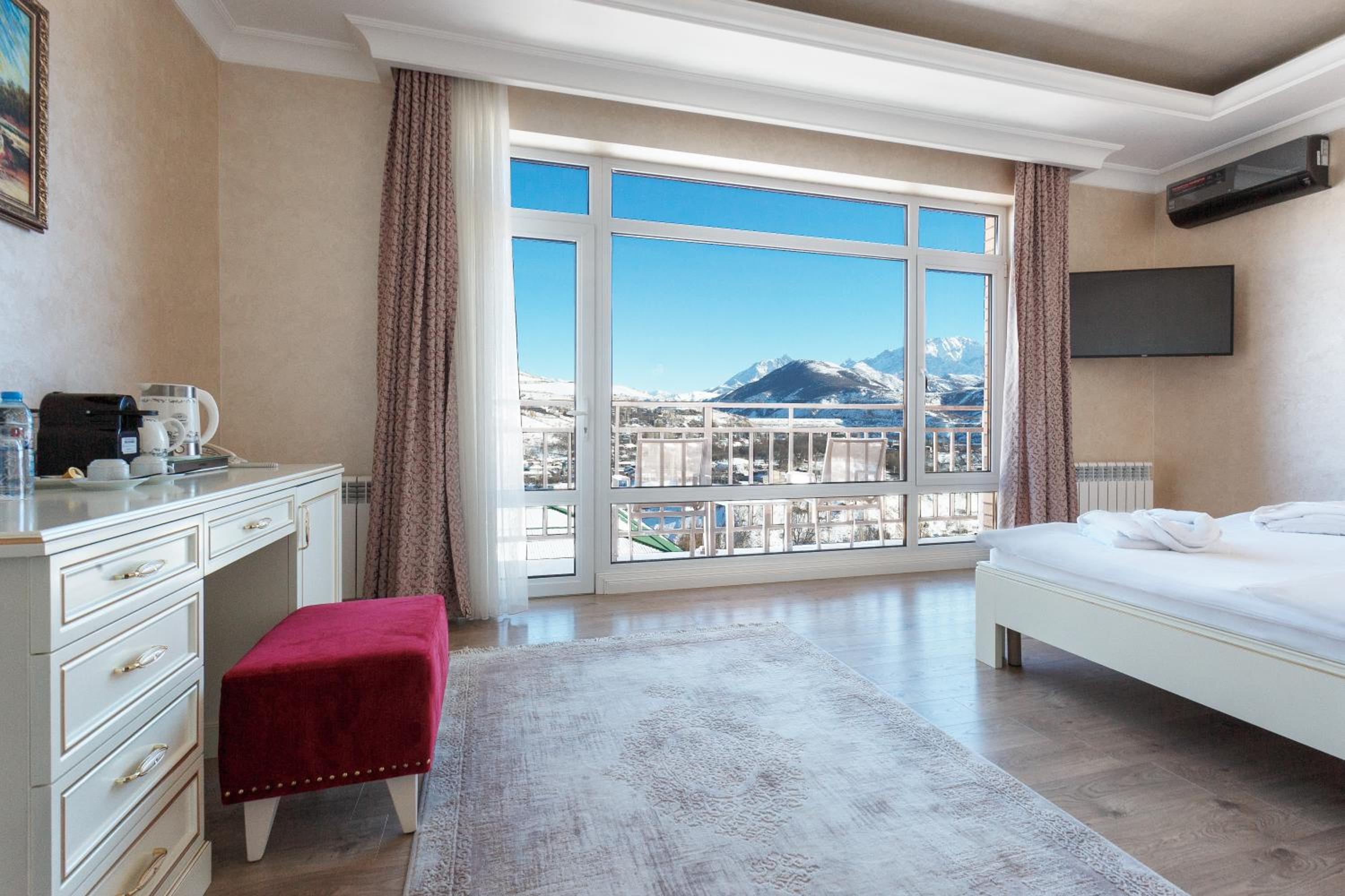 Junior Suite with Pool View photo 2