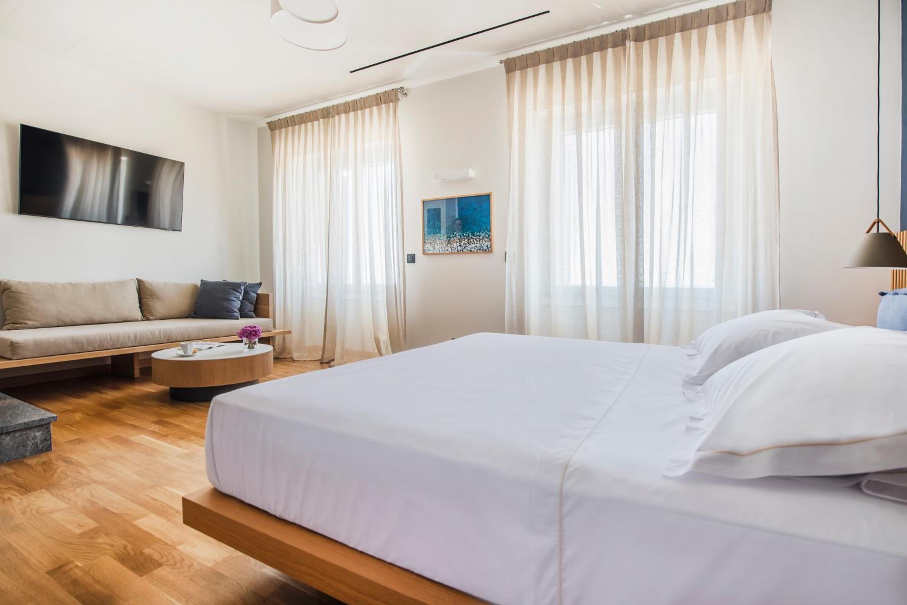Deluxe Ground Floor Suite with Sea View photo 2