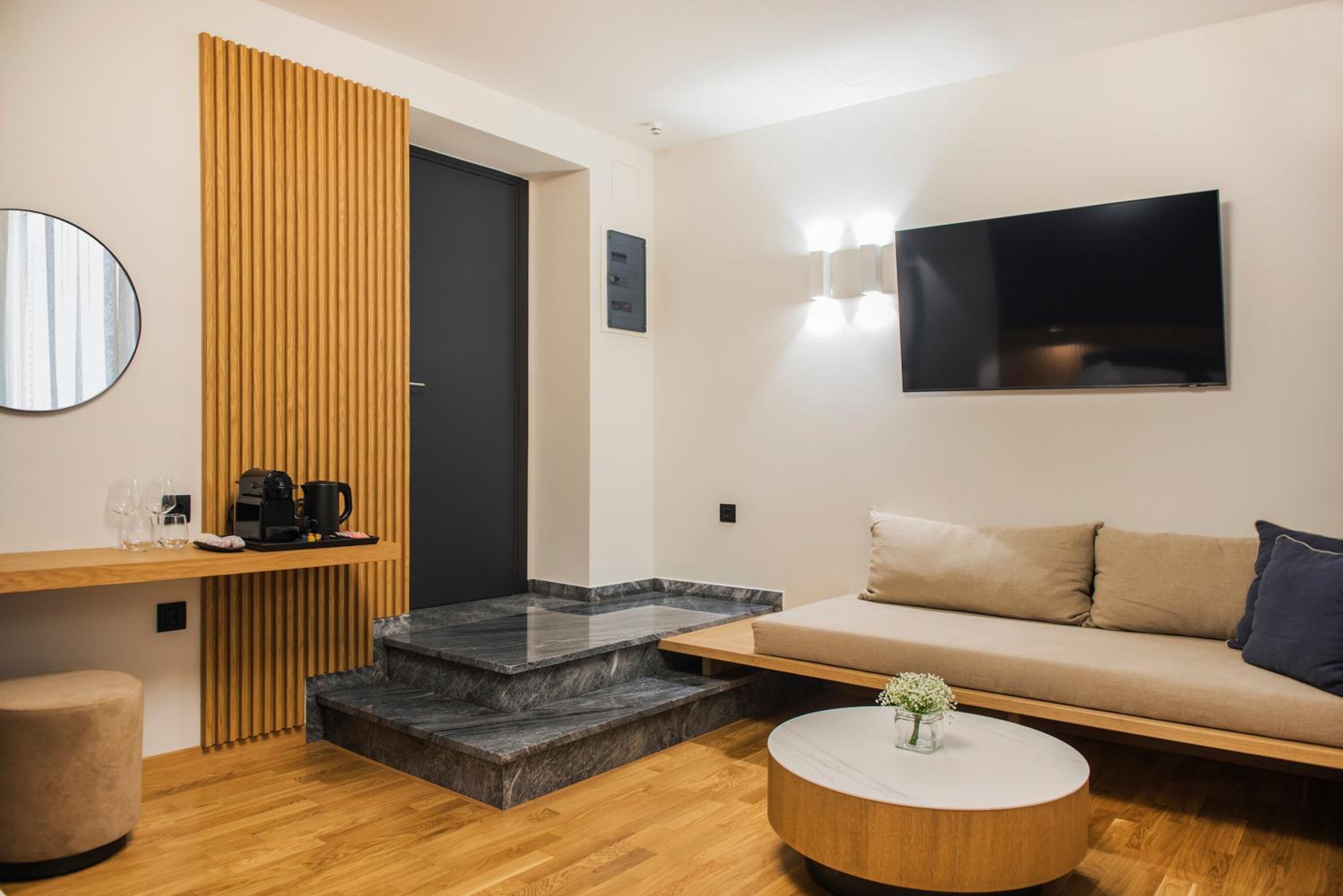 Deluxe Ground Floor Suite with Sea View photo 3