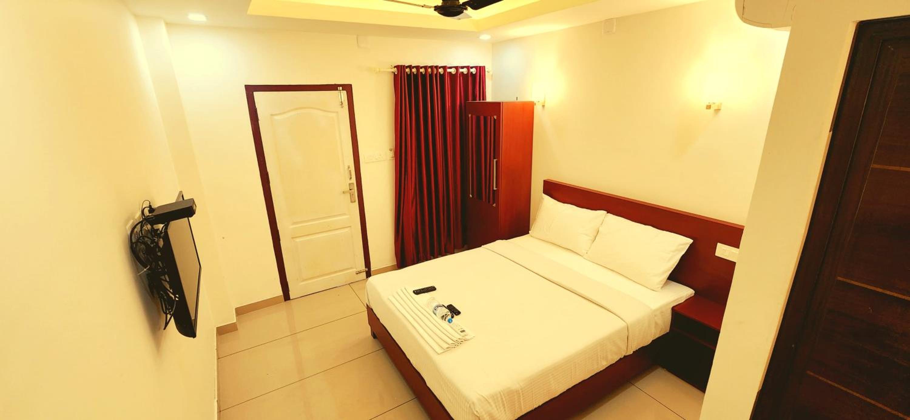 Deluxe Room - Photo 17