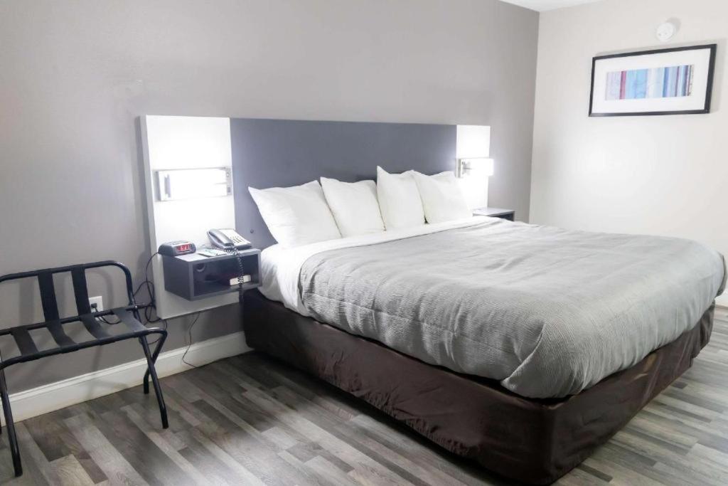 King Room - Accessible/Non-Smoking