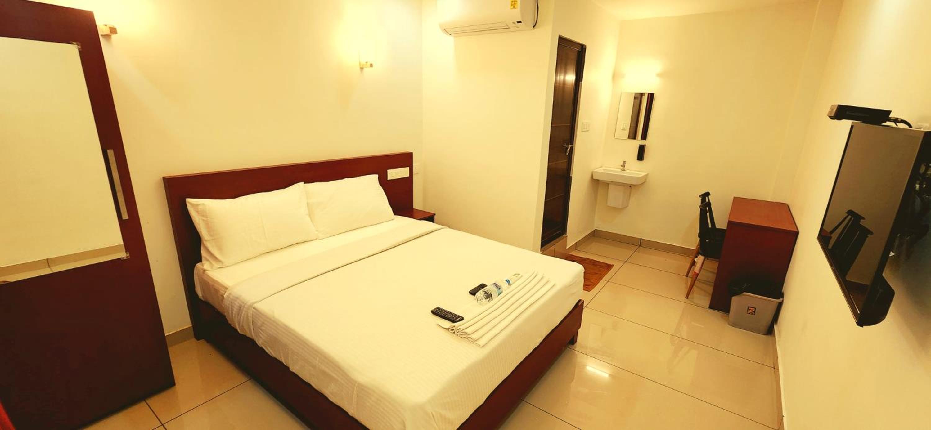 Deluxe Room - Photo 16