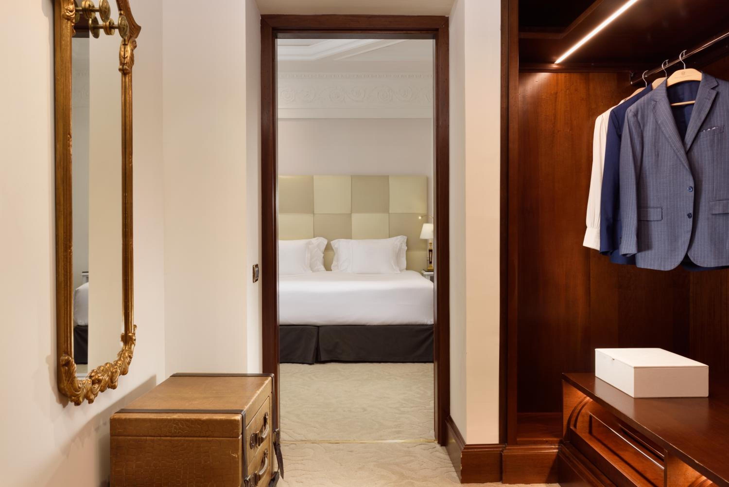 Deluxe Room thumbnail 6