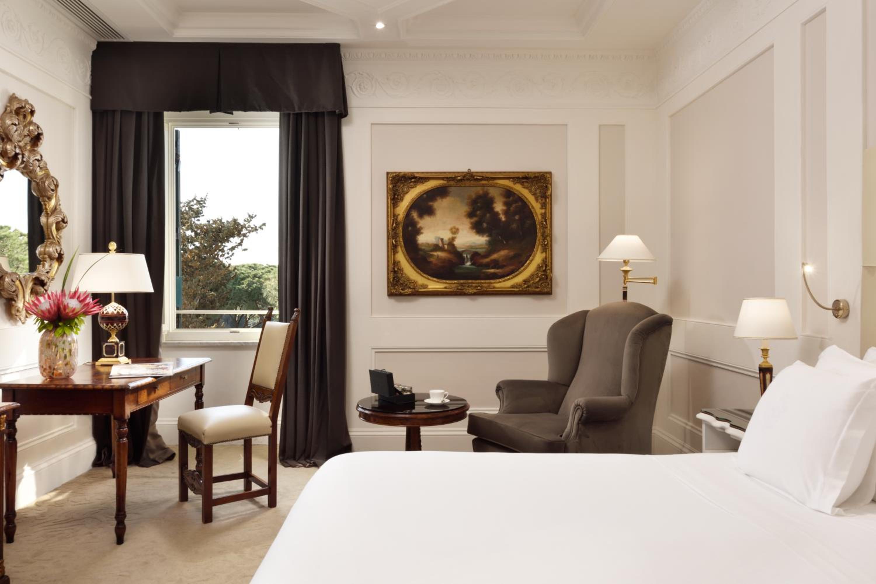 Deluxe Room thumbnail 5
