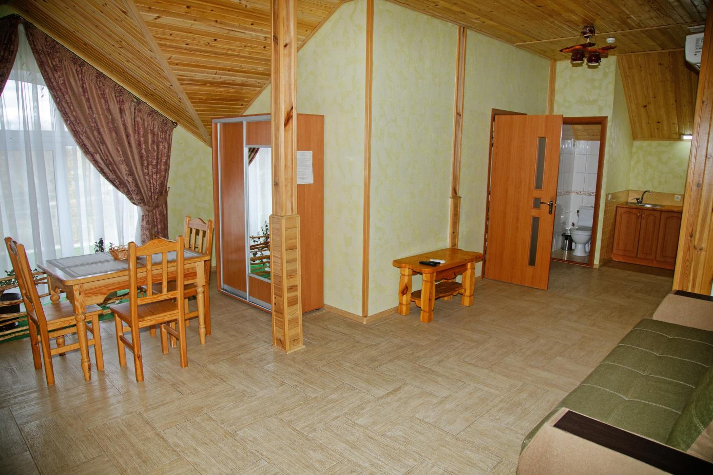 Superior Family Room photo 1