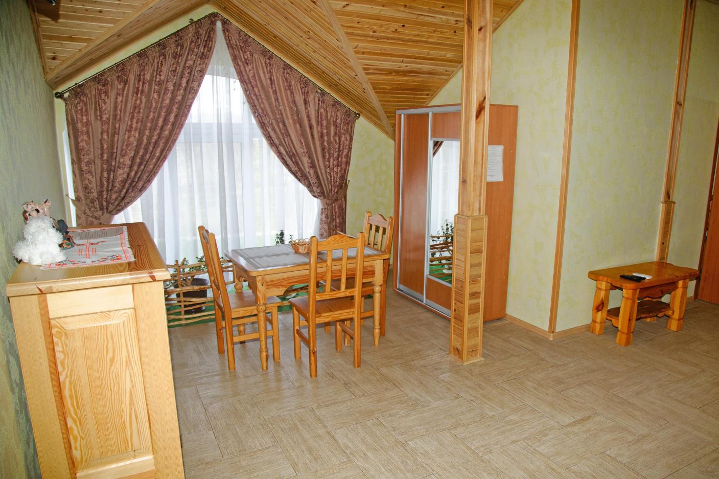 Superior Family Room photo 2