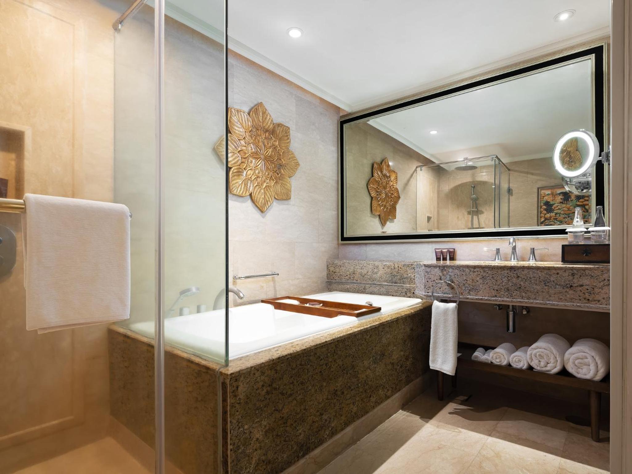 Classic King Room with Balcony and Garden View - Photo 5
