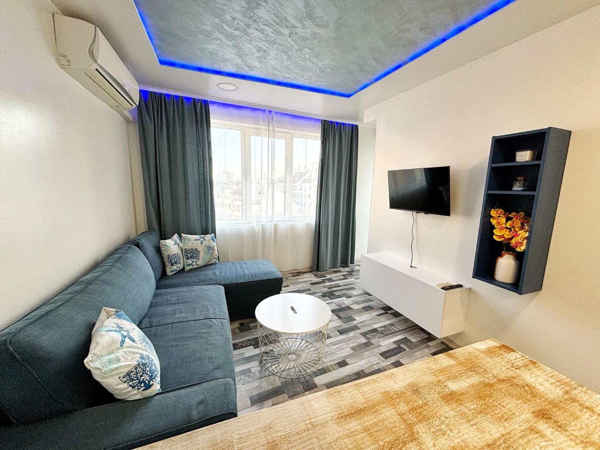 One-Bedroom Apartment photo 1