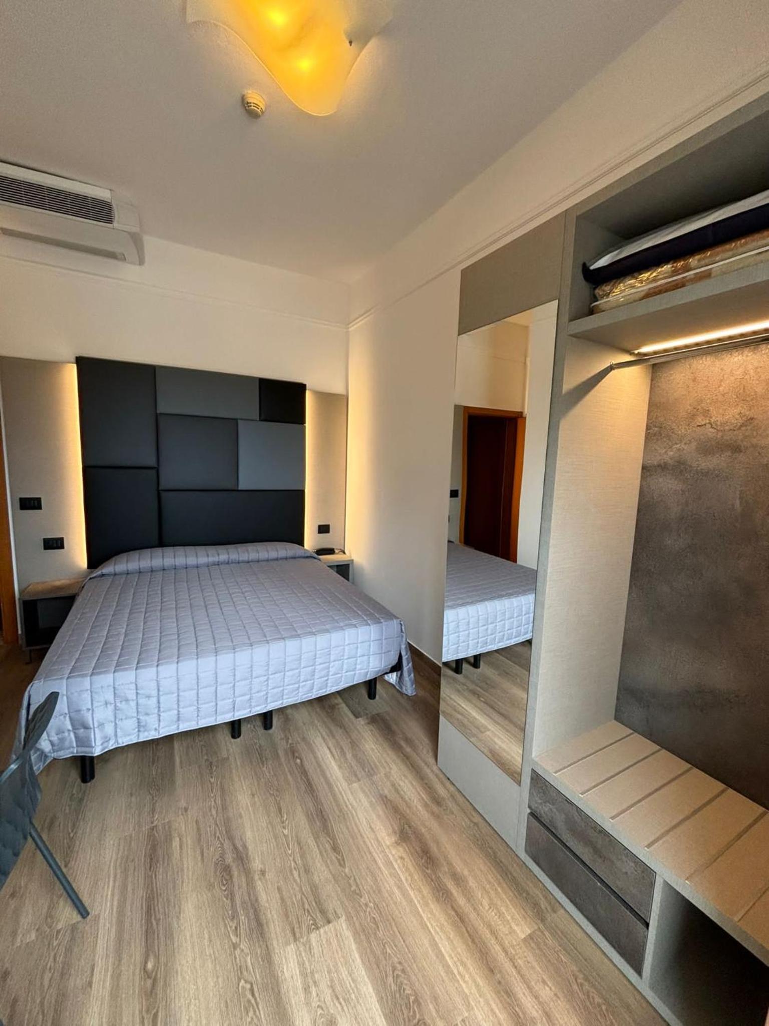 Double Room with Sea View - Photo 10