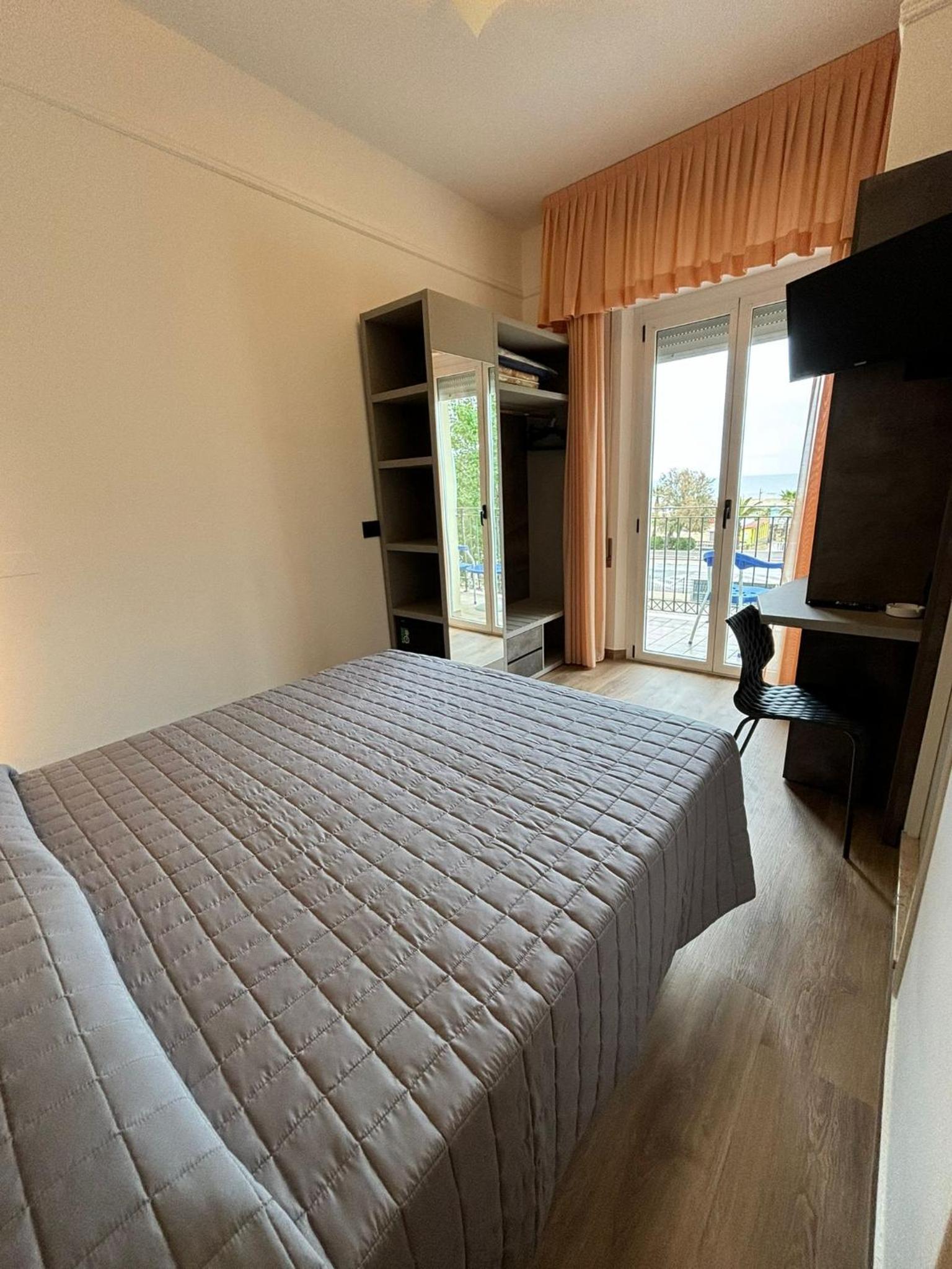 Double Room with Sea View - Photo 3