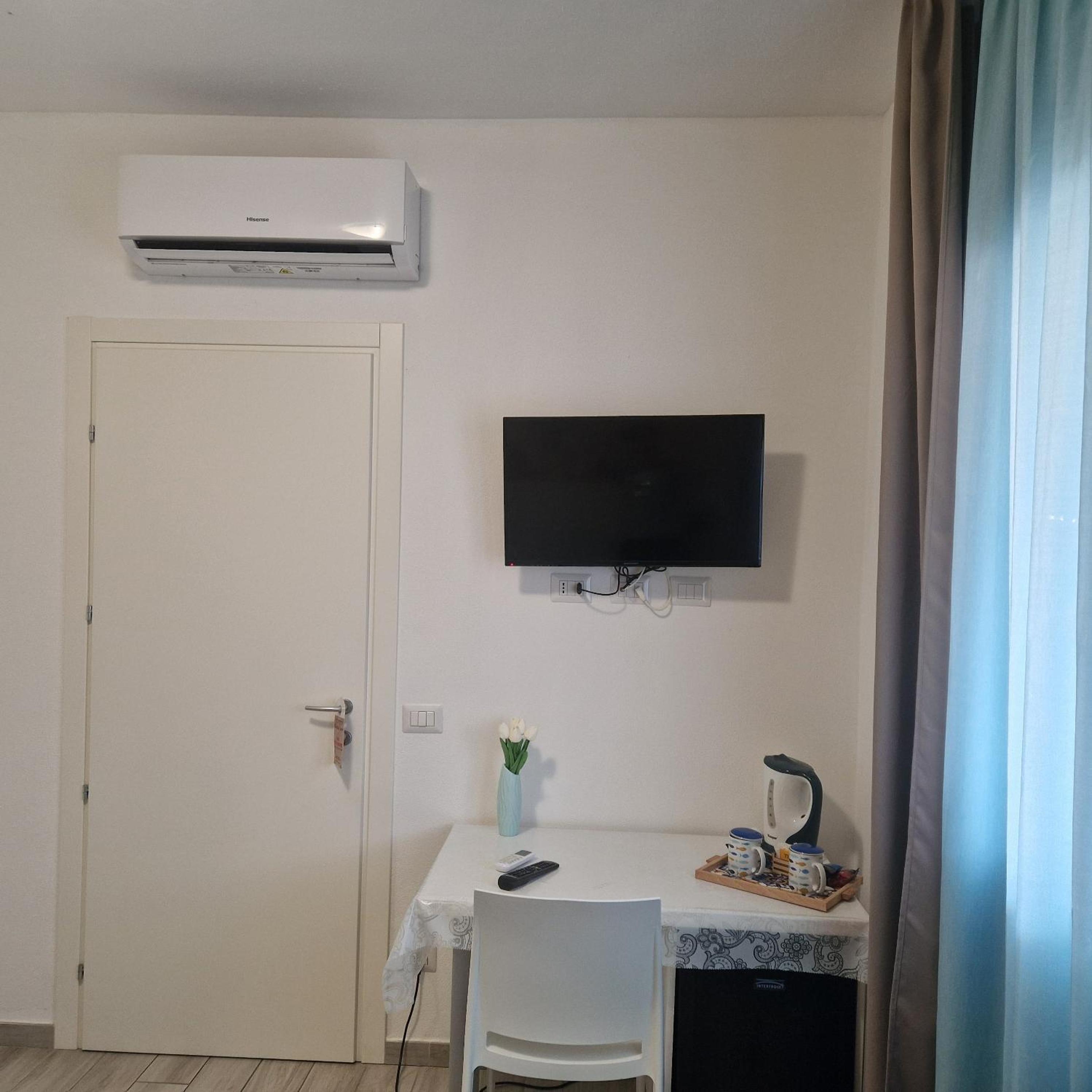 Double or Twin Room with Private Bathroom - Photo 13