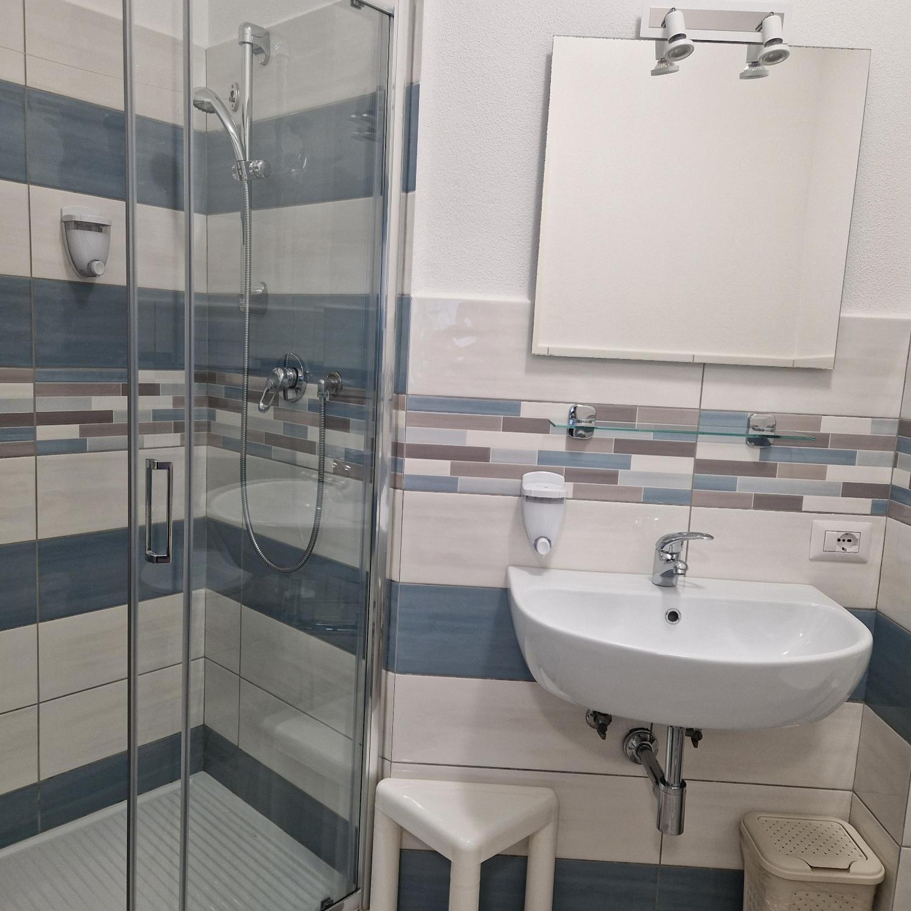 Double or Twin Room with Private Bathroom - Photo 23