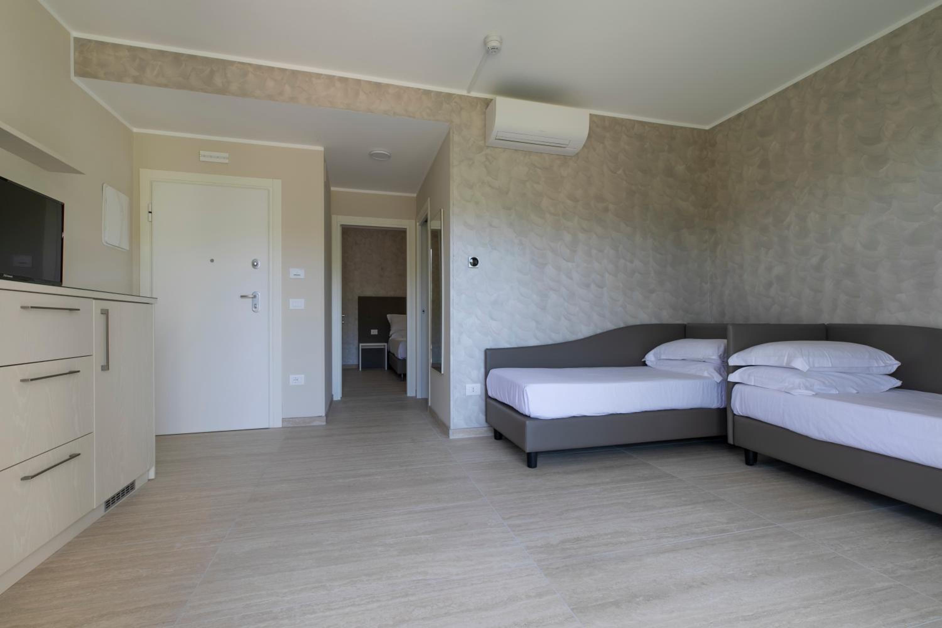 Family Room (2 Adults + 2 Children)