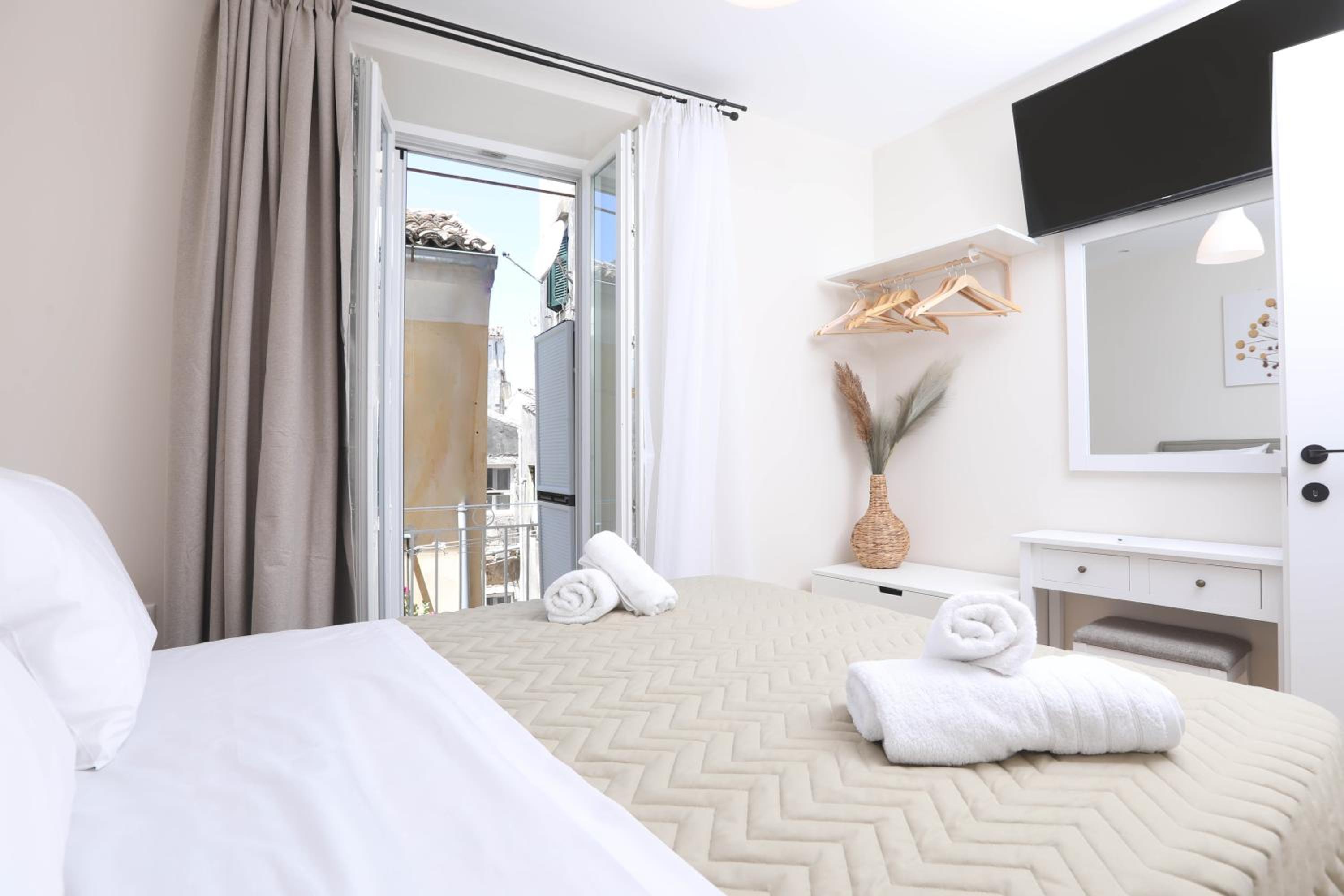 Three-Bedroom Apartment with Balcony photo 3