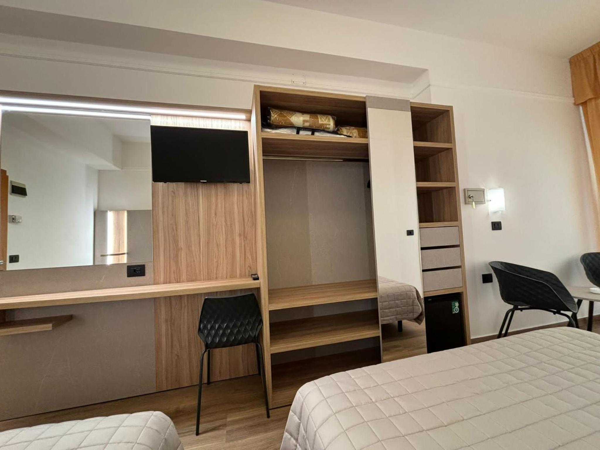 Standard Quadruple Room - Photo 11